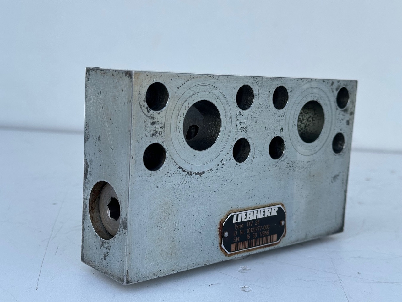 Liebherr Dämpfungsventil ID-Nr.10121777. P924 COMP, P926, R926, R916, R922, R924 COMP, R924, R926 COMP, R926, R930, R936, R946, R950 T, R960 T. #10121777.43199# - Поворотный редуктор для Строительной техники: фото 2 Liebherr Dämpfungsventil ID-Nr.10121777. P924 COMP, P926, R926, R916, R922, R924 COMP, R924, R926 COMP, R926, R930, R936, R946, R950 T, R960 T. #10121777.43199# - Поворотный редуктор для Строительной техники: фото 2