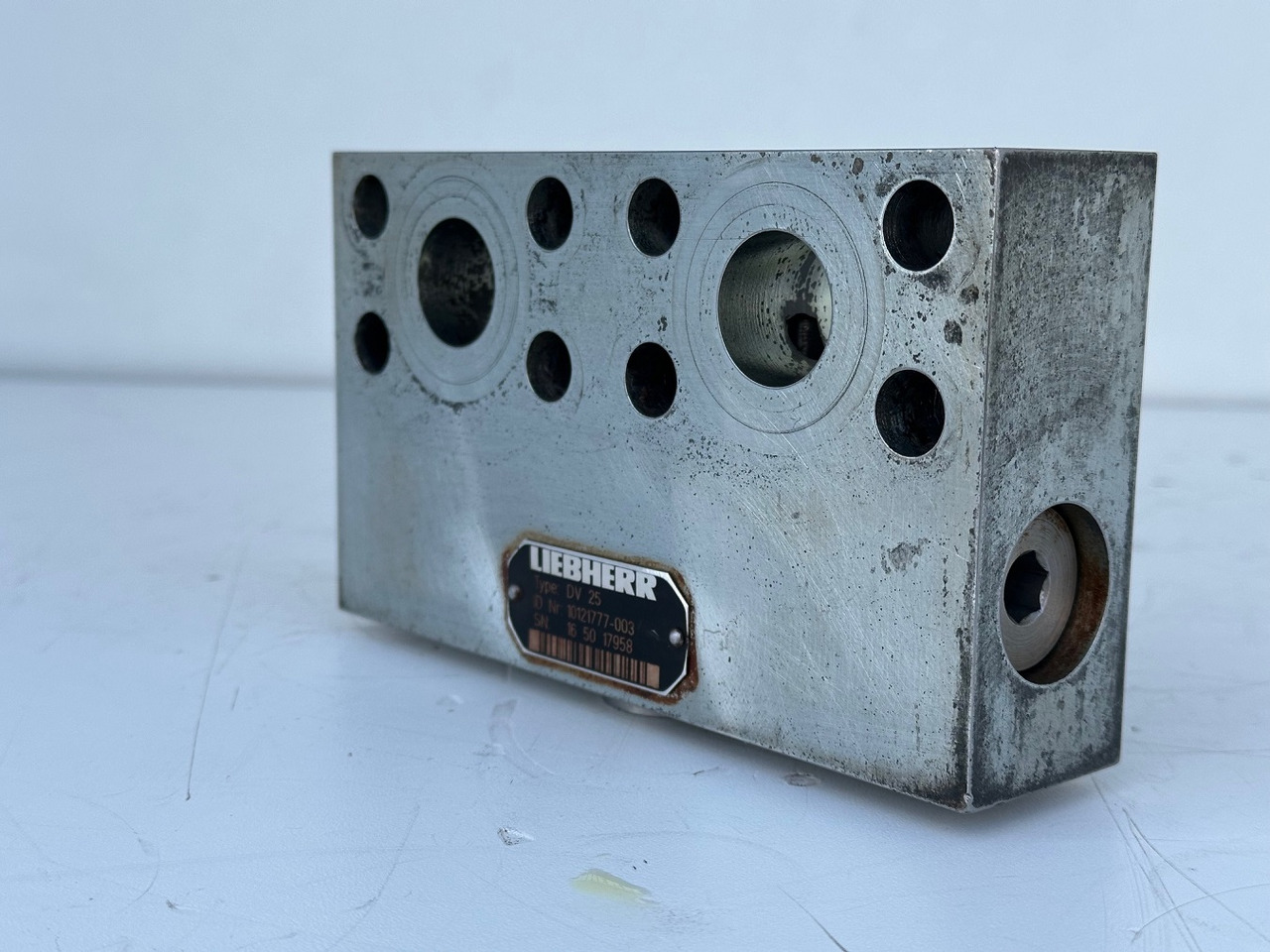 Liebherr Dämpfungsventil ID-Nr.10121777. P924 COMP, P926, R926, R916, R922, R924 COMP, R924, R926 COMP, R926, R930, R936, R946, R950 T, R960 T. #10121777.43199# - Поворотный редуктор для Строительной техники: фото 1 Liebherr Dämpfungsventil ID-Nr.10121777. P924 COMP, P926, R926, R916, R922, R924 COMP, R924, R926 COMP, R926, R930, R936, R946, R950 T, R960 T. #10121777.43199# - Поворотный редуктор для Строительной техники: фото 1