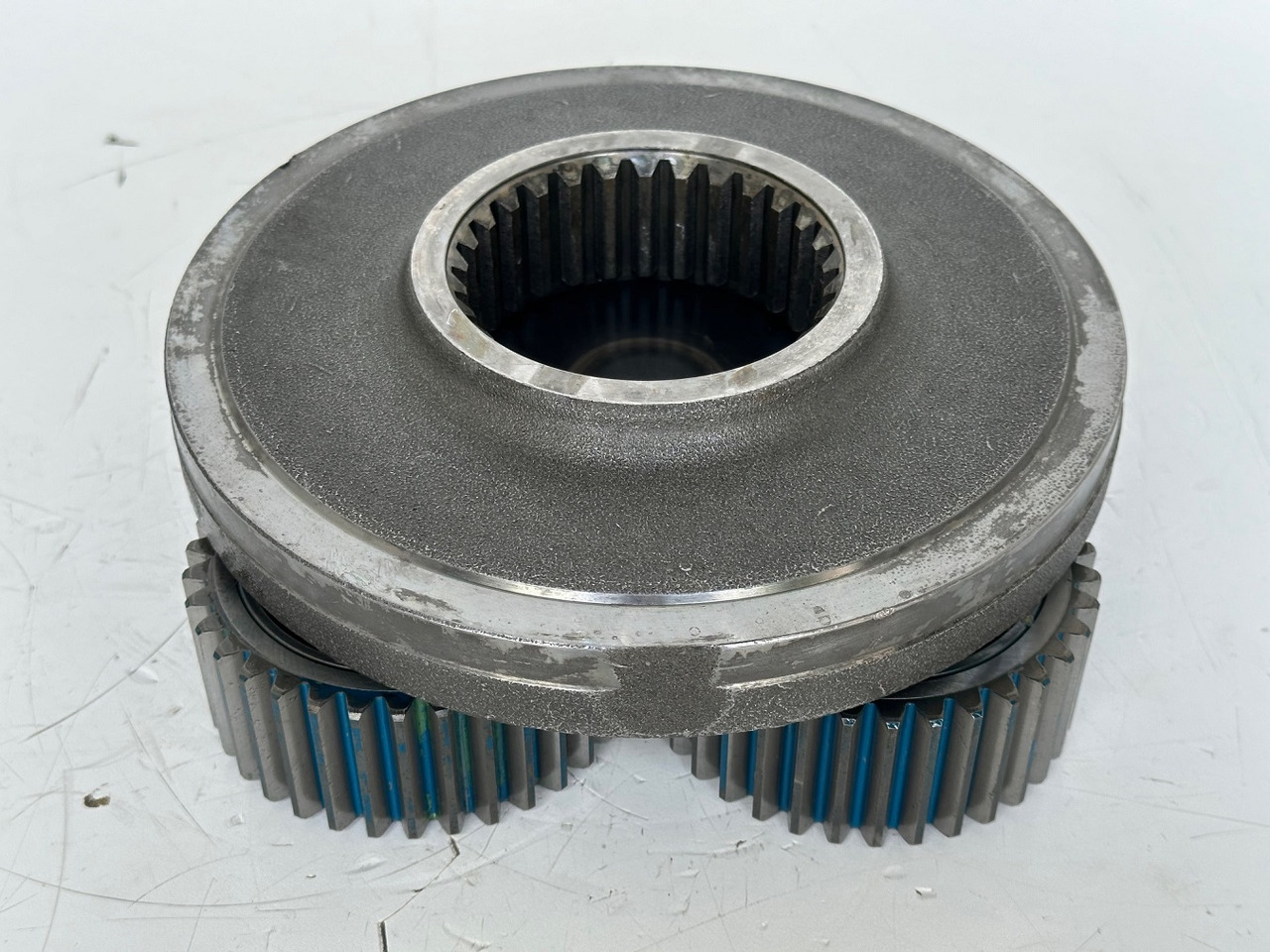 Liebherr Planetenträger ID-Nr.944306303 mit Planetenrad ID-Nr.13472127. A914 B,A914 C,A924,LH30,LH35,A932,A934,P924 C,E932,P914,P924 COMP,R906,R914,R916,R924,R926,R932,R934,R944. #944306303.23.03# - Поворотный редуктор для Строительной техники: фото 4 Liebherr Planetenträger ID-Nr.944306303 mit Planetenrad ID-Nr.13472127. A914 B,A914 C,A924,LH30,LH35,A932,A934,P924 C,E932,P914,P924 COMP,R906,R914,R916,R924,R926,R932,R934,R944. #944306303.23.03# - Поворотный редуктор для Строительной техники: фото 4