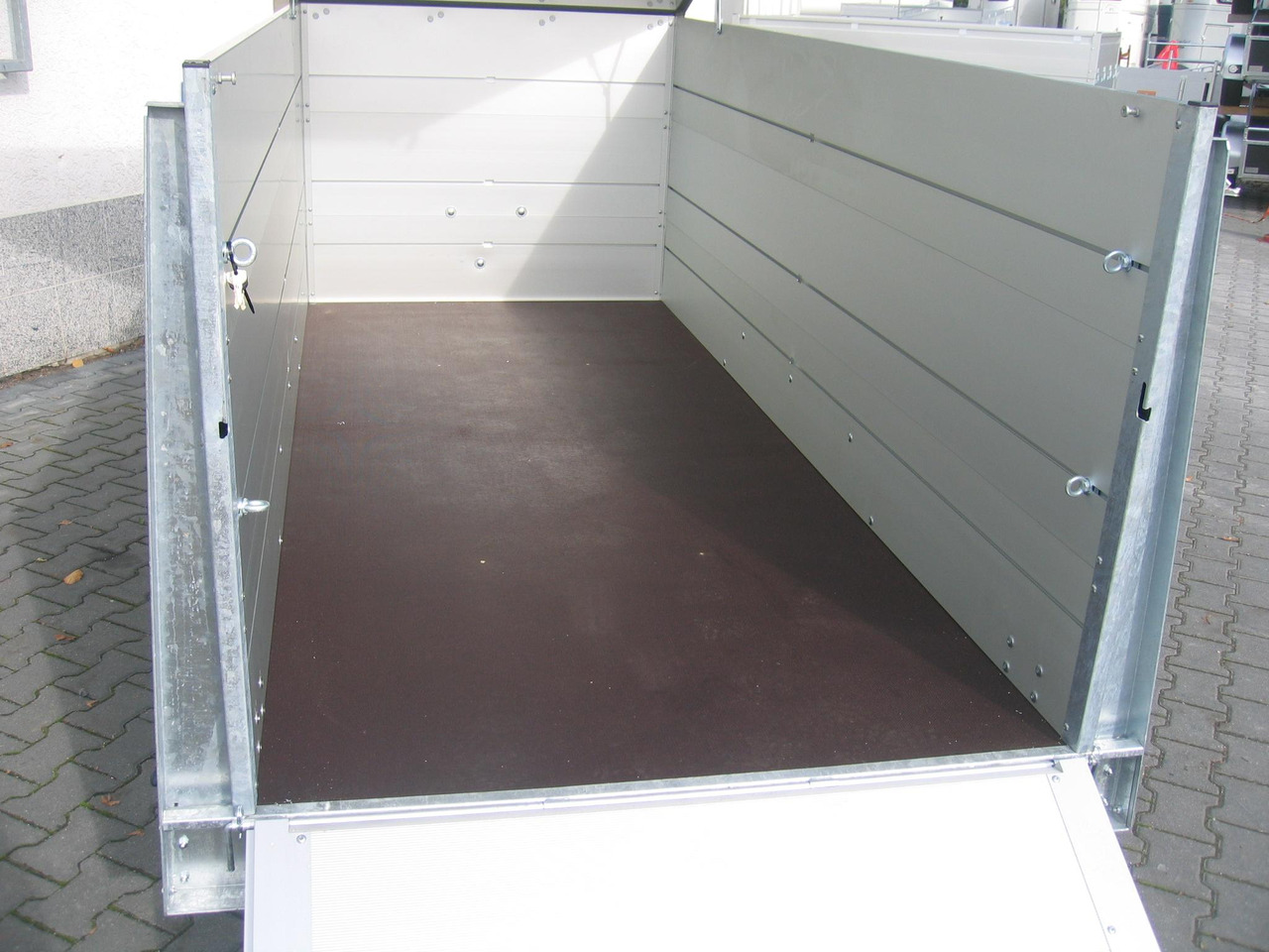 ALUBOXX Deckelanhänger GTT 1500 VT2 301x126x118cm Heckrampe (M) 1500kg order Aktion - Прицеп-фургон: фото 5 ALUBOXX Deckelanhänger GTT 1500 VT2 301x126x118cm Heckrampe (M) 1500kg order Aktion - Прицеп-фургон: фото 5