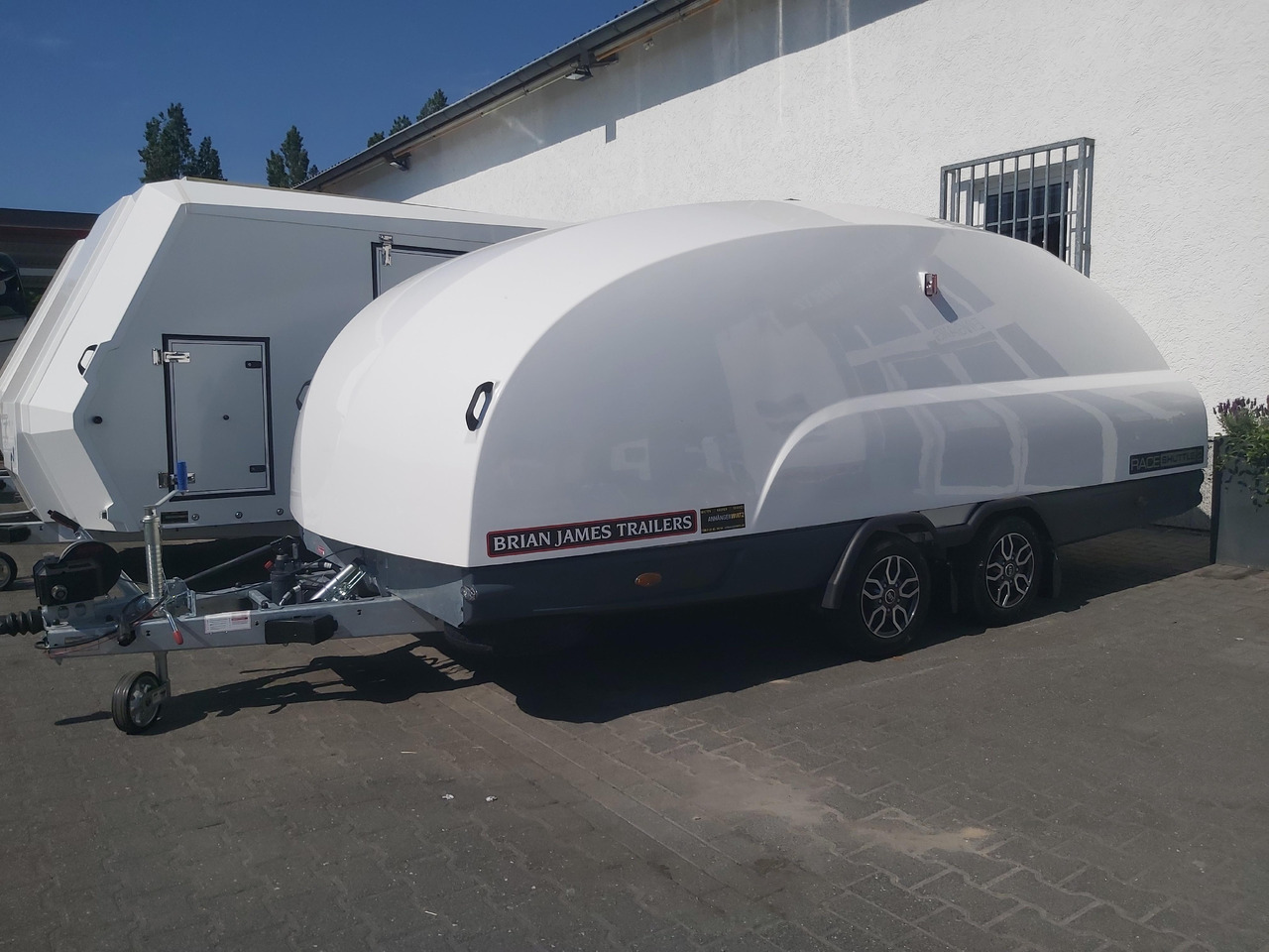 BJT Race Shuttle 2 430x195x150cm ankippbar Rampen Alufelgen dark Seilwinde 100km/H 2600kg Modell 24 - Прицеп-автовоз: фото 5 BJT Race Shuttle 2 430x195x150cm ankippbar Rampen Alufelgen dark Seilwinde 100km/H 2600kg Modell 24 - Прицеп-автовоз: фото 5