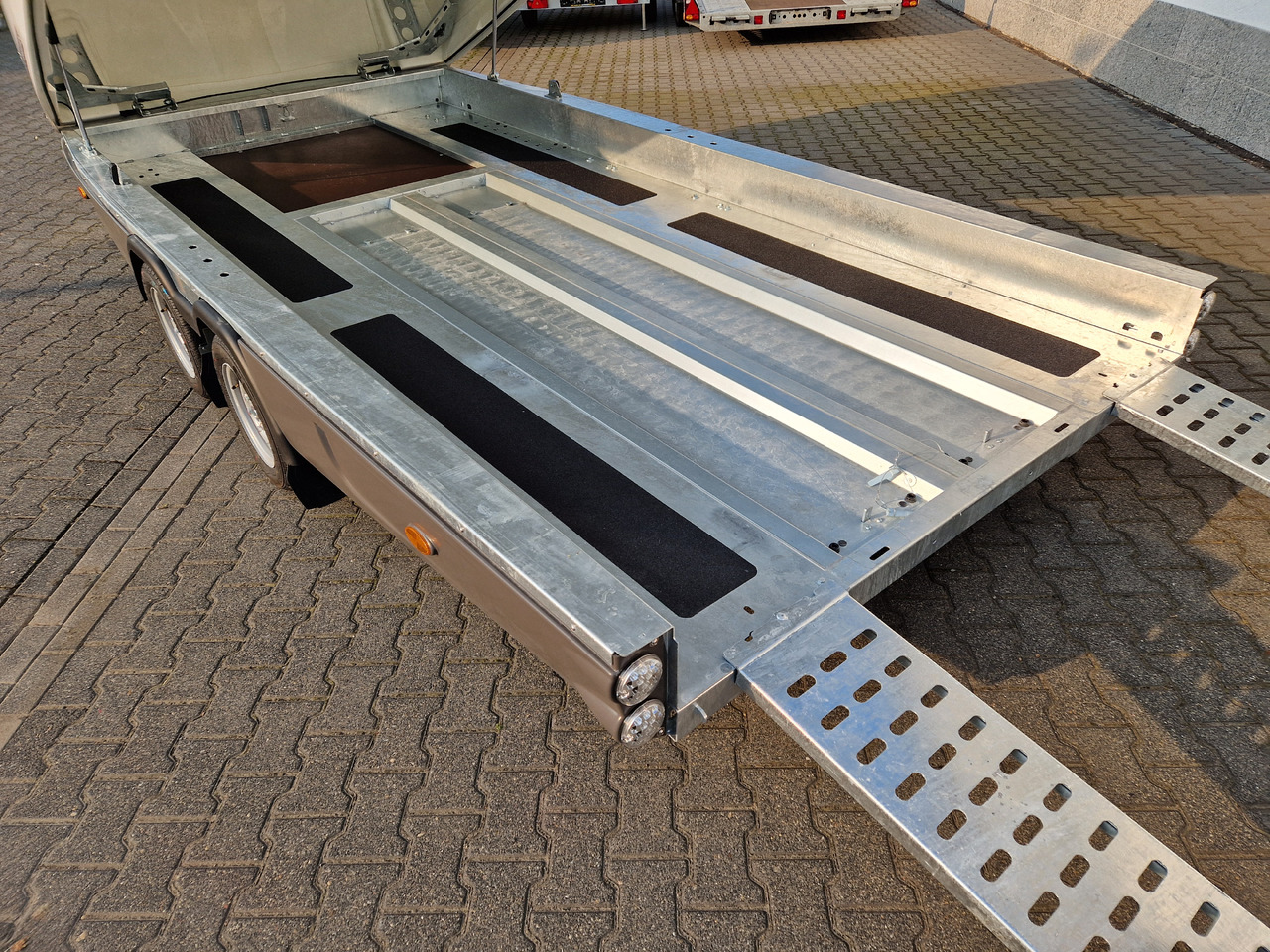 BJT Race Shuttle 2 Transporter 430x195x160cm ankippbar Winde 2600kg 100 km/H Modell 2024 - Прицеп-автовоз: фото 5 BJT Race Shuttle 2 Transporter 430x195x160cm ankippbar Winde 2600kg 100 km/H Modell 2024 - Прицеп-автовоз: фото 5