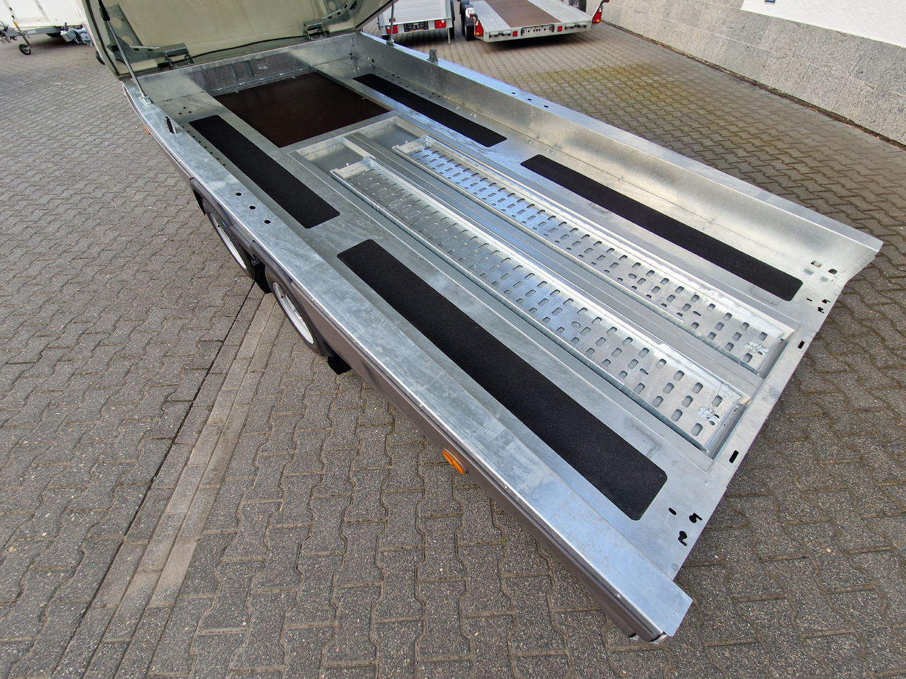 BJT Race Shuttle 2 Transporter 430x195x160cm ankippbar Winde 2600kg 100 km/H Modell 2024 - Прицеп-автовоз: фото 3 BJT Race Shuttle 2 Transporter 430x195x160cm ankippbar Winde 2600kg 100 km/H Modell 2024 - Прицеп-автовоз: фото 3