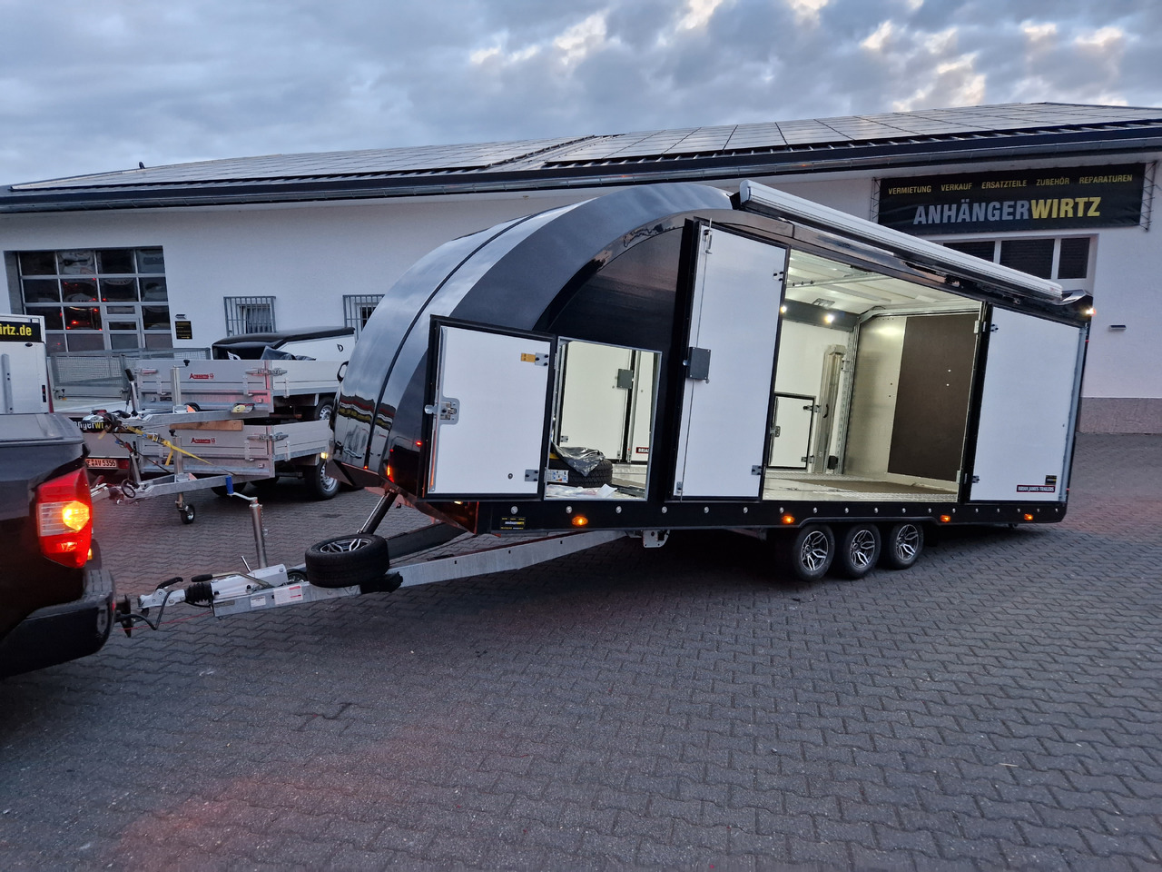 BJT Race Transporter 6 396-3040 600x235x189cm black Markise re/li Motorsport Automotiv Tridem 3500kg - Прицеп-автовоз: фото 1 BJT Race Transporter 6 396-3040 600x235x189cm black Markise re/li Motorsport Automotiv Tridem 3500kg - Прицеп-автовоз: фото 1