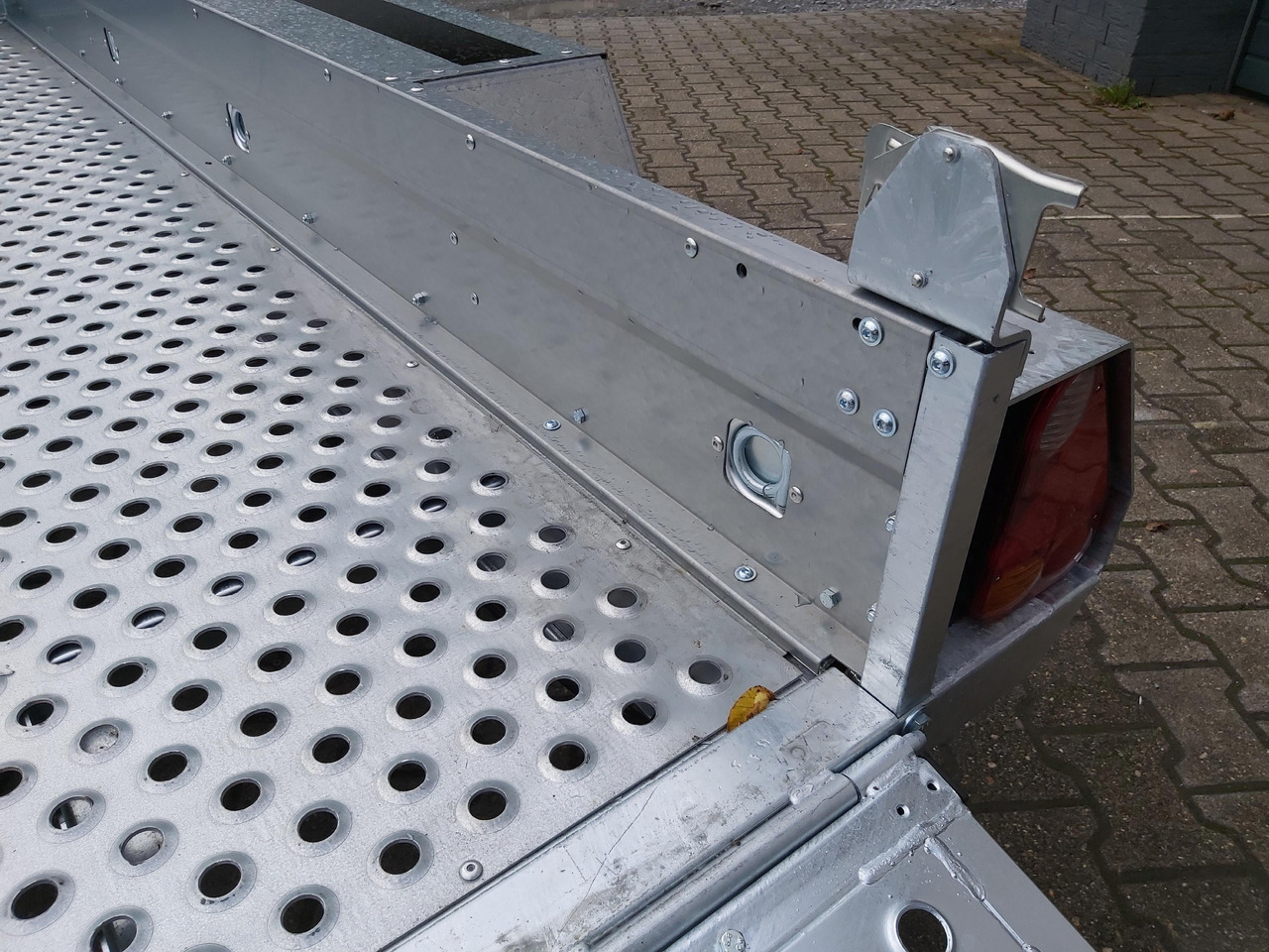 Brenderup Maschinentransporter MT 3080 STF 308x152x25cm Stahllochboden 3000kg - Прицеп для спецтехники: фото 5 Brenderup Maschinentransporter MT 3080 STF 308x152x25cm Stahllochboden 3000kg - Прицеп для спецтехники: фото 5