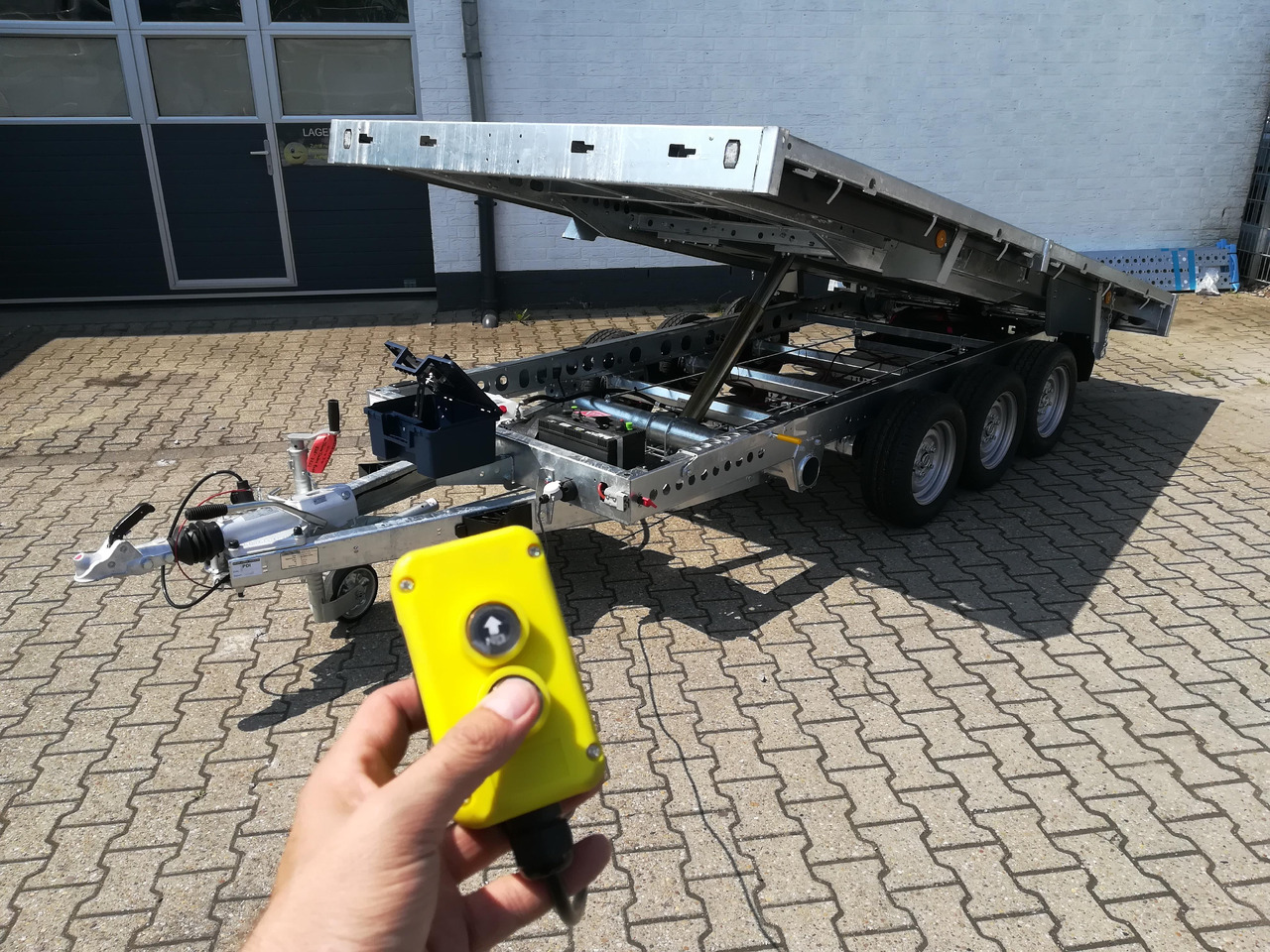 Brian James Trailer CarGO Tipper 2 elektrisch 360x195x30cm Stahlbordwände Pendel 12" Tridem 3,5t on - Самосвальный прицеп: фото 3 Brian James Trailer CarGO Tipper 2 elektrisch 360x195x30cm Stahlbordwände Pendel 12" Tridem 3,5t on - Самосвальный прицеп: фото 3