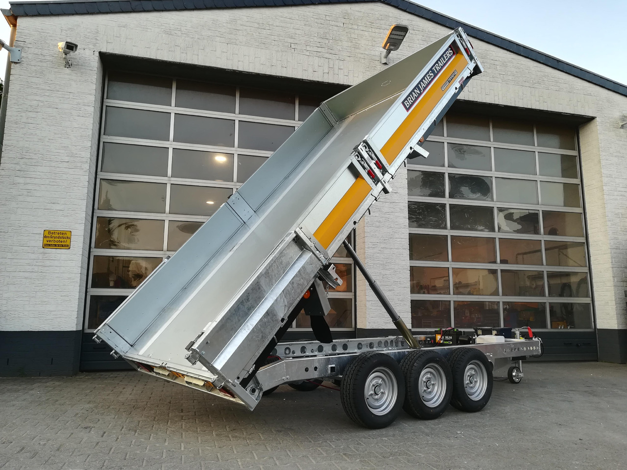 Brian James Trailer CarGO Tipper 2 elektrisch 360x195x30cm Stahlbordwände Pendel 12" Tridem 3,5t on - Самосвальный прицеп: фото 1 Brian James Trailer CarGO Tipper 2 elektrisch 360x195x30cm Stahlbordwände Pendel 12" Tridem 3,5t on - Самосвальный прицеп: фото 1
