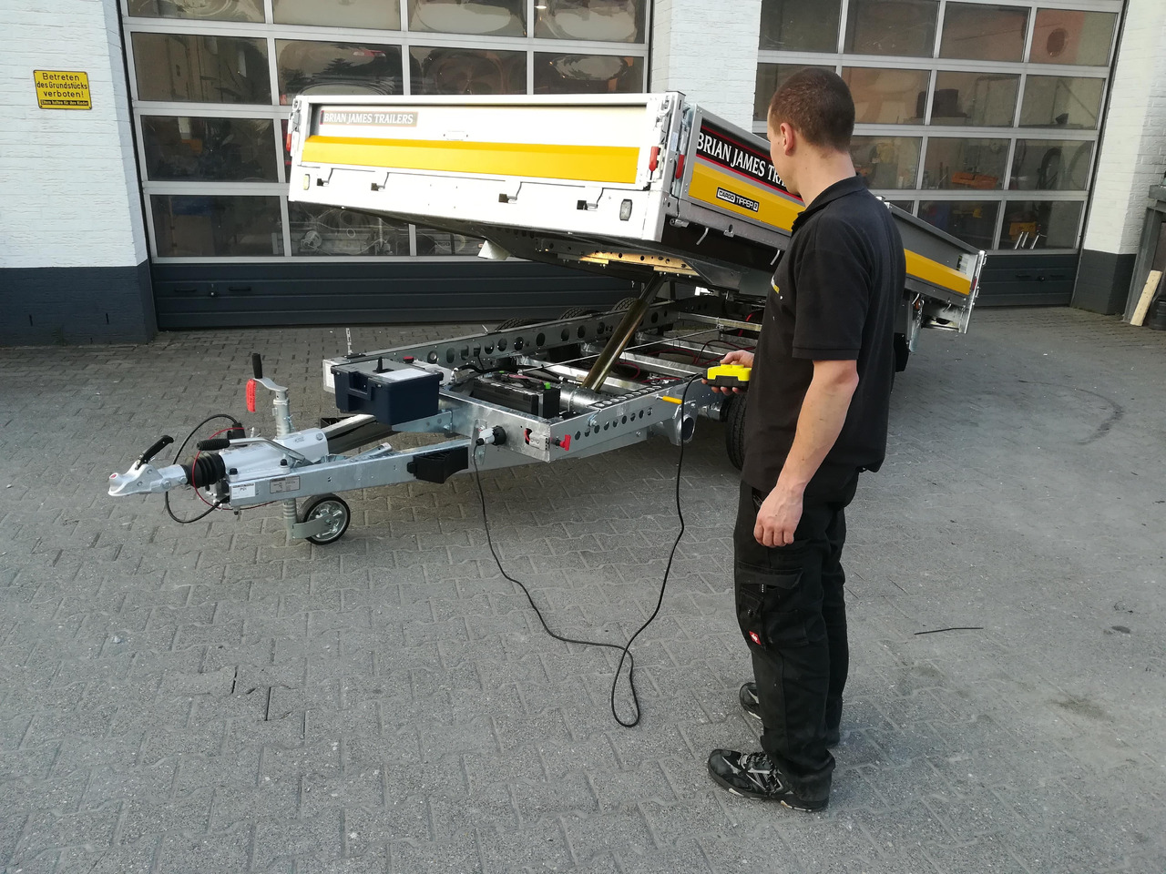 Brian James Trailer CarGO Tipper 2 elektrisch 360x195x30cm Stahlbordwände Pendel 12" Tridem 3,5t on - Самосвальный прицеп: фото 5 Brian James Trailer CarGO Tipper 2 elektrisch 360x195x30cm Stahlbordwände Pendel 12" Tridem 3,5t on - Самосвальный прицеп: фото 5