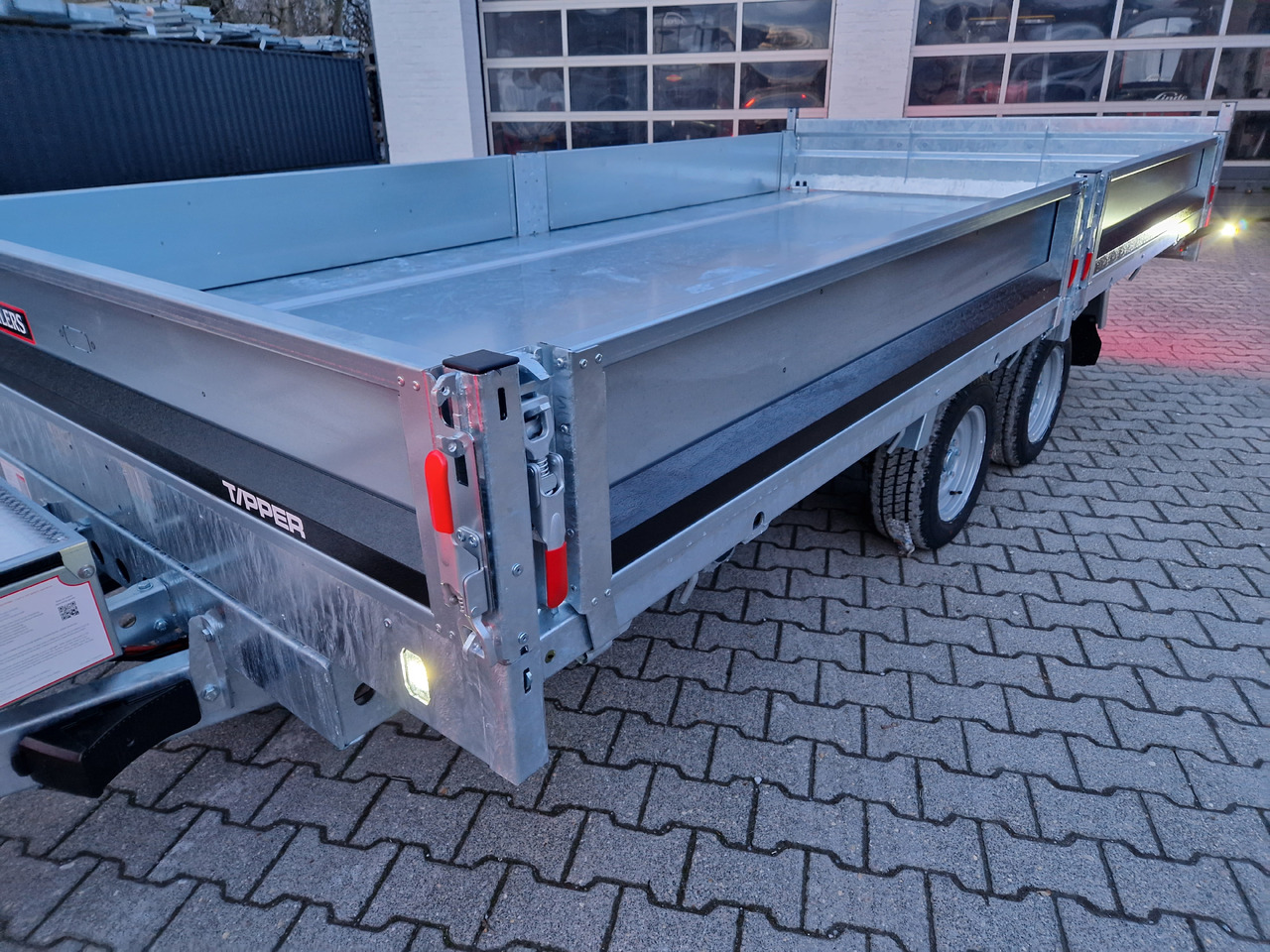 Brian James Trailer CarGO Tipper 400x200x30cm elektro Pendelklappe blackline LED 3500kg Tandem - Самосвальный прицеп: фото 5 Brian James Trailer CarGO Tipper 400x200x30cm elektro Pendelklappe blackline LED 3500kg Tandem - Самосвальный прицеп: фото 5