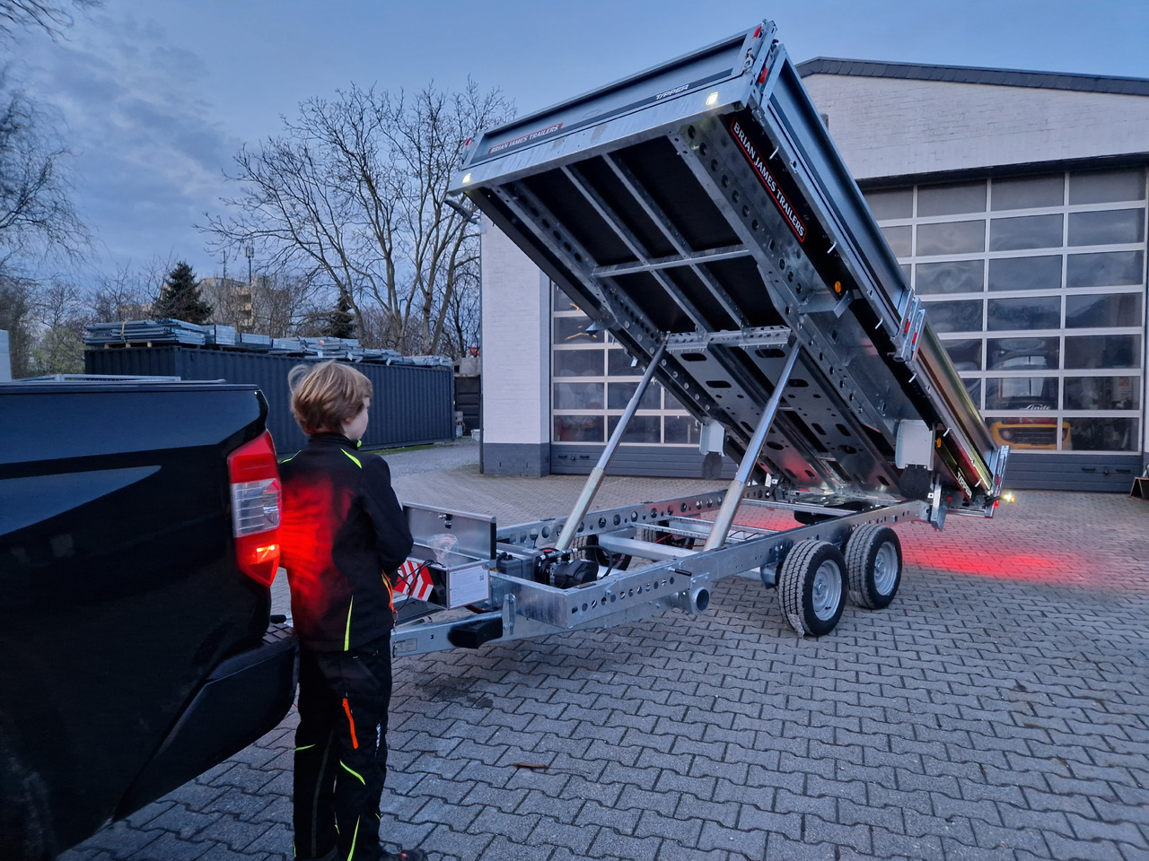 Brian James Trailer CarGO Tipper 400x200x30cm elektro Pendelklappe blackline LED 3500kg Tandem - Самосвальный прицеп: фото 2 Brian James Trailer CarGO Tipper 400x200x30cm elektro Pendelklappe blackline LED 3500kg Tandem - Самосвальный прицеп: фото 2