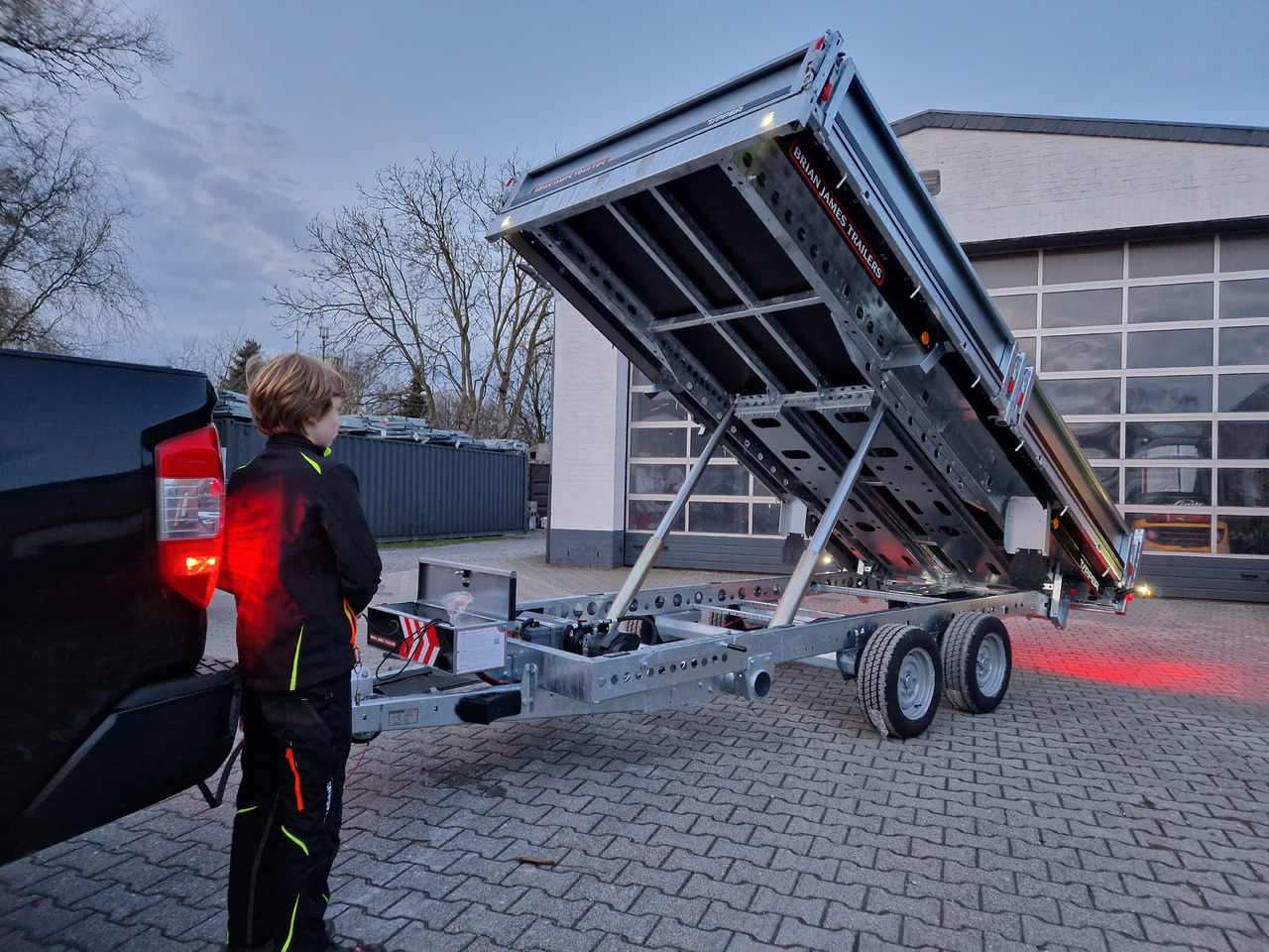 Brian James Trailer CarGO Tipper 400x200x30cm elektro Pendelklappe blackline LED 3500kg Tandem - Самосвальный прицеп: фото 1 Brian James Trailer CarGO Tipper 400x200x30cm elektro Pendelklappe blackline LED 3500kg Tandem - Самосвальный прицеп: фото 1