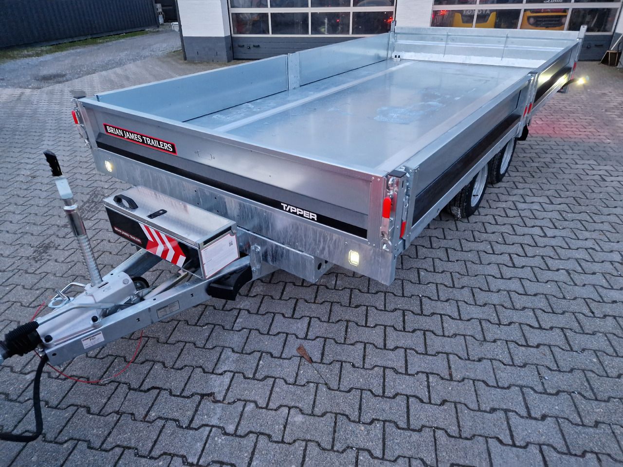 Brian James Trailer CarGO Tipper 400x200x30cm elektro Pendelklappe blackline LED 3500kg Tandem - Самосвальный прицеп: фото 4 Brian James Trailer CarGO Tipper 400x200x30cm elektro Pendelklappe blackline LED 3500kg Tandem - Самосвальный прицеп: фото 4