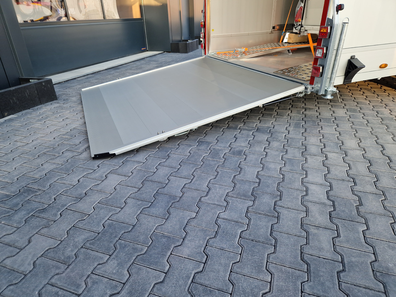 Торговый прицеп Cargo Roadster 2000 550x220x204cm Poly black Car Pullman 3500kg Edition Vollausstattung: фото 11 Торговый прицеп Cargo Roadster 2000 550x220x204cm Poly black Car Pullman 3500kg Edition Vollausstattung: фото 11