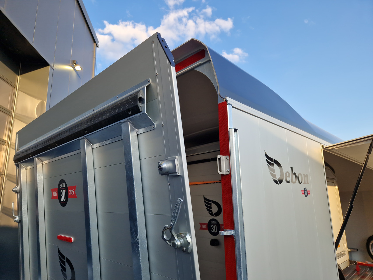 Торговый прицеп Cargo Roadster 2000 550x220x204cm Poly black Car Pullman 3500kg Edition Vollausstattung: фото 7 Торговый прицеп Cargo Roadster 2000 550x220x204cm Poly black Car Pullman 3500kg Edition Vollausstattung: фото 7