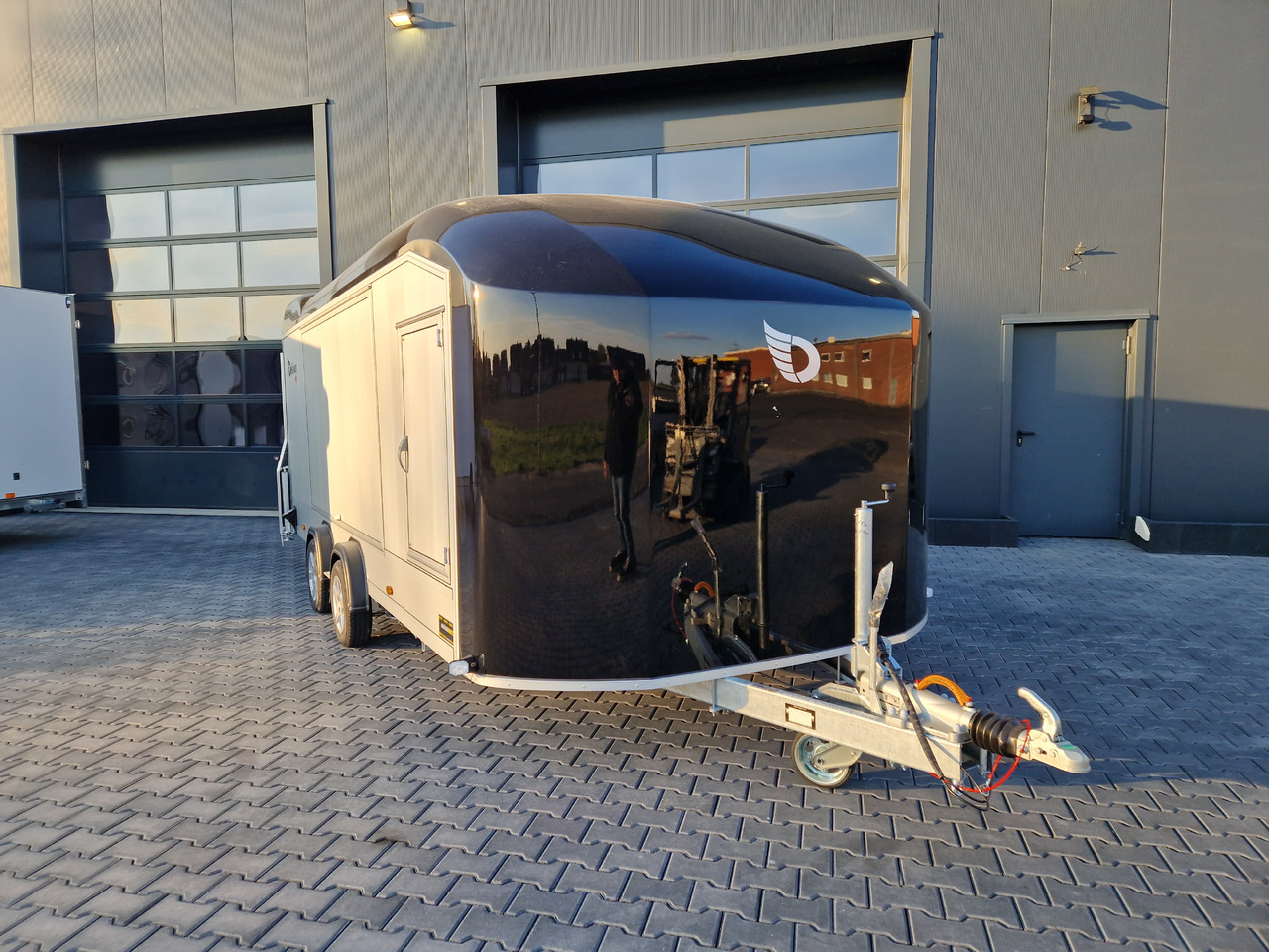 Торговый прицеп Cargo Roadster 2000 550x220x204cm Poly black Car Pullman 3500kg Edition Vollausstattung: фото 15 Торговый прицеп Cargo Roadster 2000 550x220x204cm Poly black Car Pullman 3500kg Edition Vollausstattung: фото 15