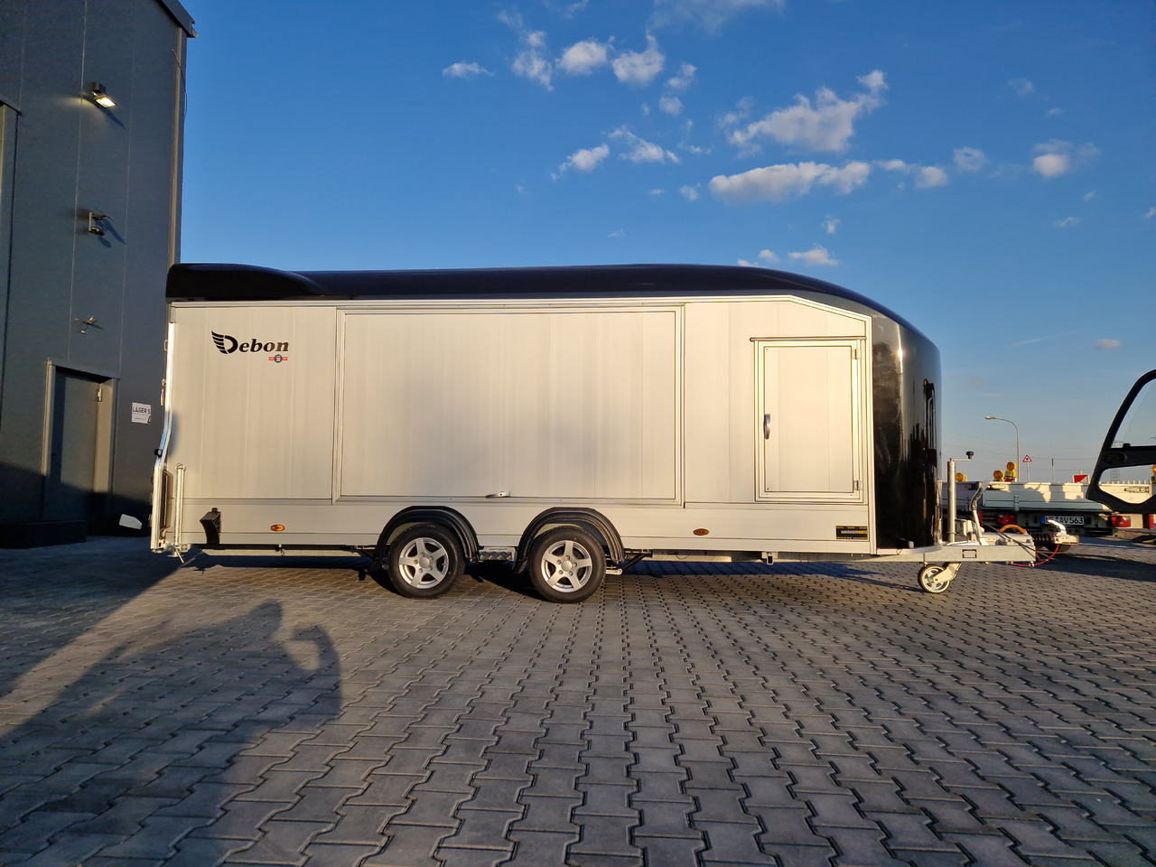 Торговый прицеп Cargo Roadster 2000 550x220x204cm Poly black Car Pullman 3500kg Edition Vollausstattung: фото 14 Торговый прицеп Cargo Roadster 2000 550x220x204cm Poly black Car Pullman 3500kg Edition Vollausstattung: фото 14