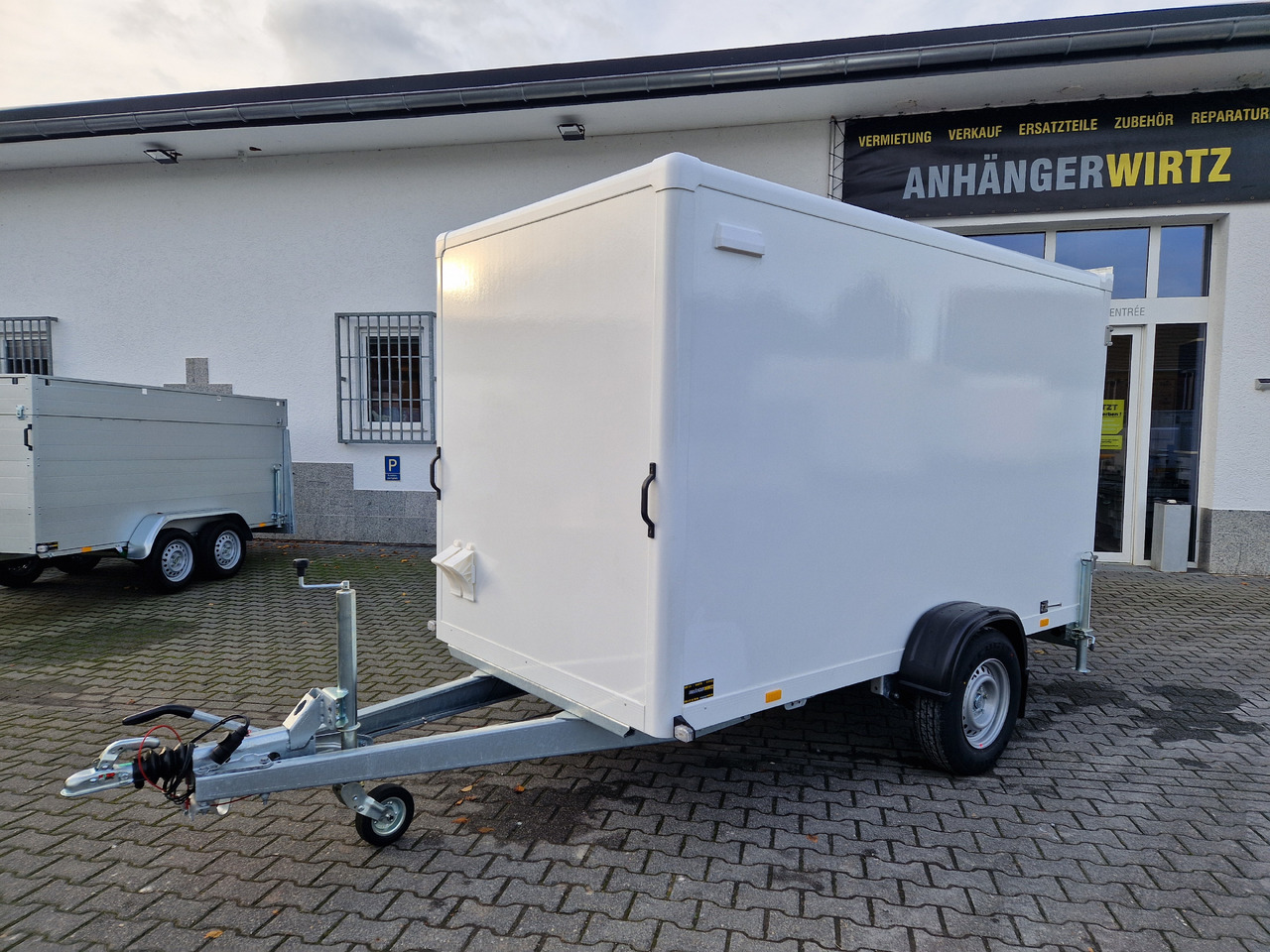 Kargo FS1330/180HL 305x159x180cm GFK Zurrsystem Tieflader LED (M) 1300kg 100 km/H - Прицеп-фургон: фото 1 Kargo FS1330/180HL 305x159x180cm GFK Zurrsystem Tieflader LED (M) 1300kg 100 km/H - Прицеп-фургон: фото 1