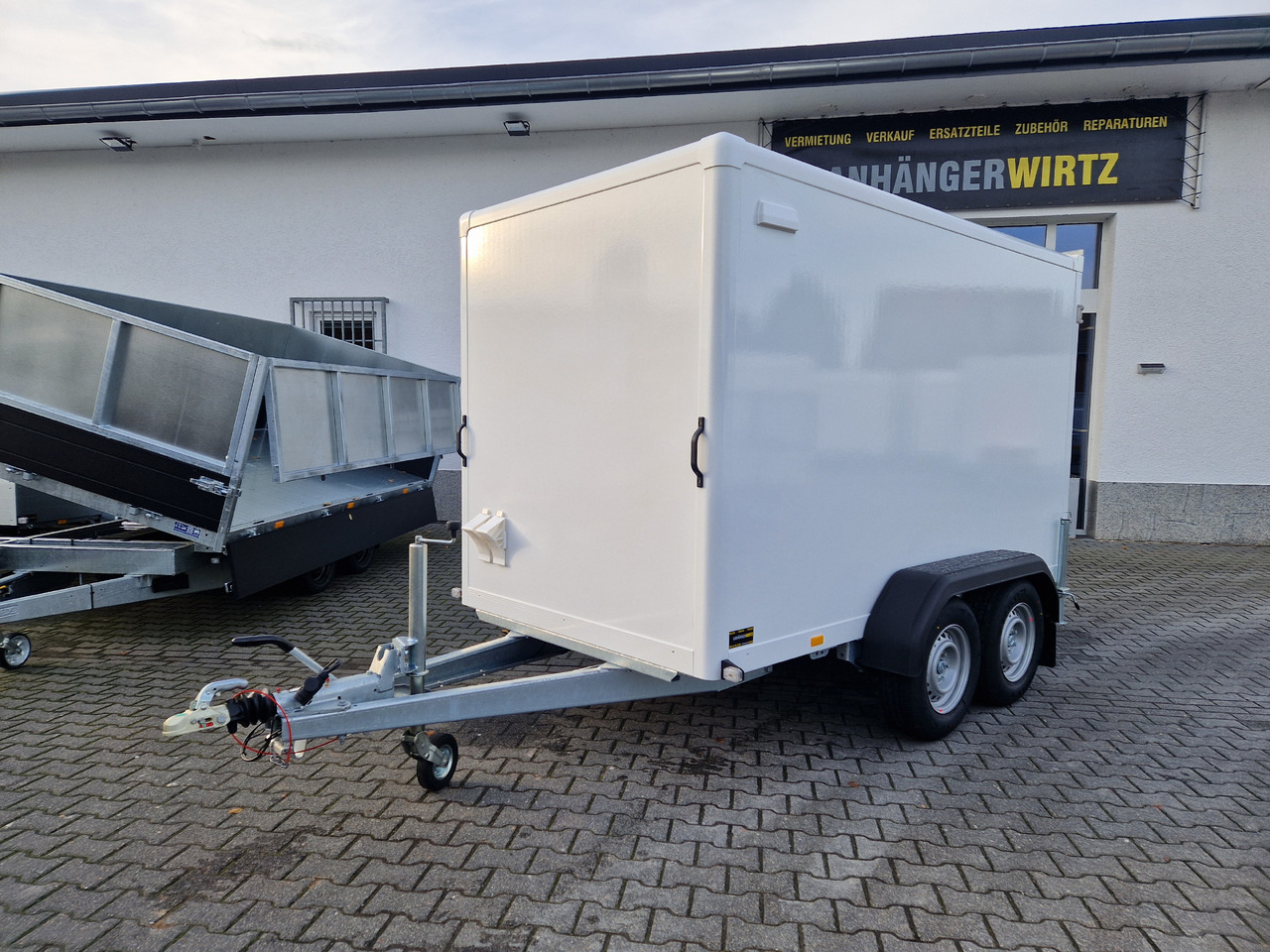 Kargo FS2730/180HTL 305x159x180cm GFK Zurrsystem Tieflader LED (M) 2700kg 100km/H - Прицеп-фургон: фото 3 Kargo FS2730/180HTL 305x159x180cm GFK Zurrsystem Tieflader LED (M) 2700kg 100km/H - Прицеп-фургон: фото 3