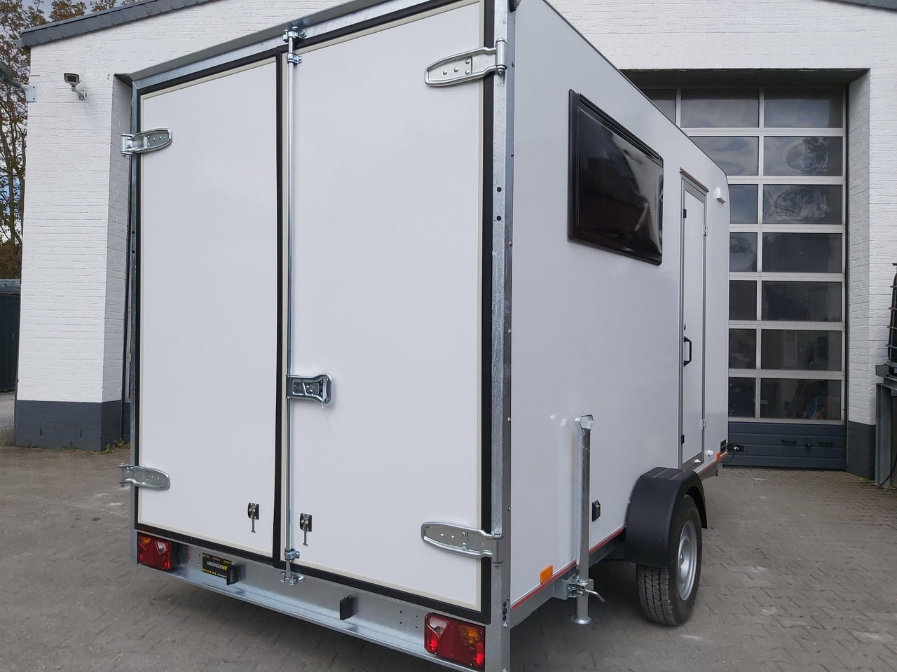 Koffer Sport Camp TFS 360.00 360x200x210cm aero Seitentür Fenster Bett (L) 1300kg 100km/H - Прицеп дача: фото 2 Koffer Sport Camp TFS 360.00 360x200x210cm aero Seitentür Fenster Bett (L) 1300kg 100km/H - Прицеп дача: фото 2