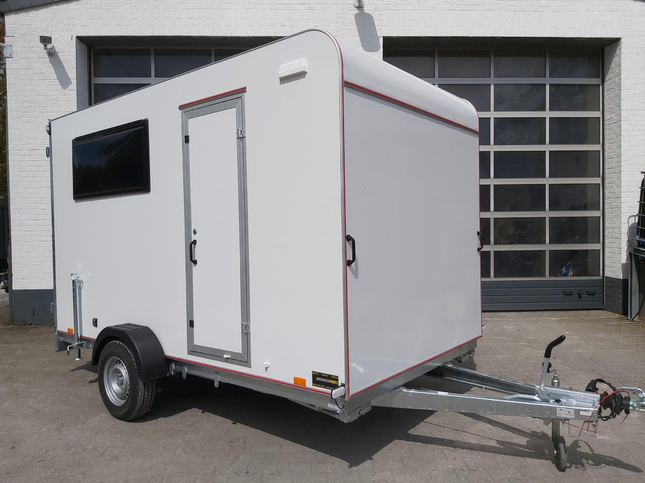 Koffer Sport Camp TFS 360.00 360x200x210cm aero Seitentür Fenster Bett (L) 1300kg 100km/H - Прицеп дача: фото 1 Koffer Sport Camp TFS 360.00 360x200x210cm aero Seitentür Fenster Bett (L) 1300kg 100km/H - Прицеп дача: фото 1