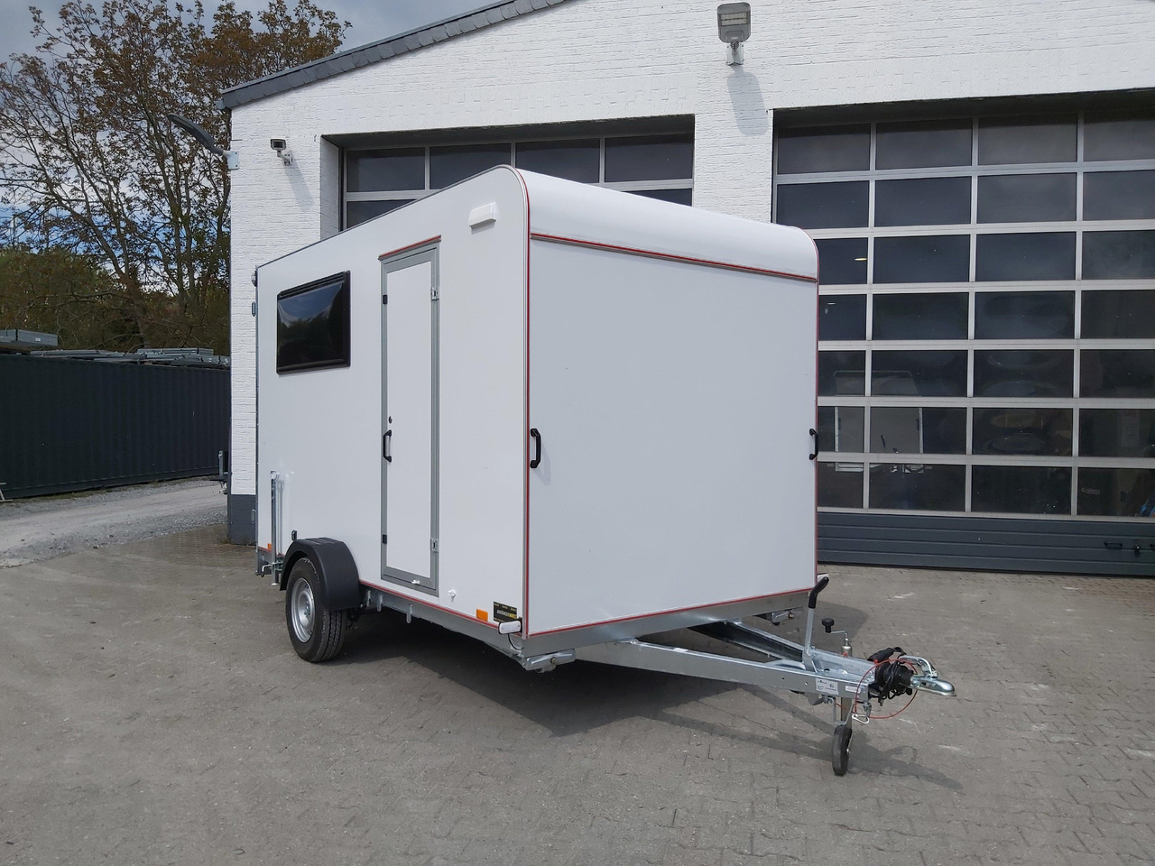 Koffer Sport Camp TFS 360.00 360x200x210cm aero Seitentür Fenster Bett (L) 1300kg 100km/H - Прицеп дача: фото 3 Koffer Sport Camp TFS 360.00 360x200x210cm aero Seitentür Fenster Bett (L) 1300kg 100km/H - Прицеп дача: фото 3