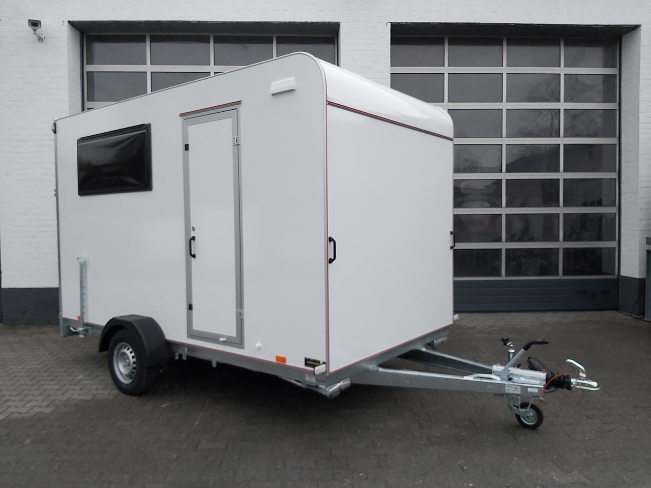 Koffer Sport Camp TFS 360.01 360x200x210cm aero Seitentür Heckrampe Fenster Bett (L) 100kmH 1300kg - Прицеп дача: фото 1 Koffer Sport Camp TFS 360.01 360x200x210cm aero Seitentür Heckrampe Fenster Bett (L) 100kmH 1300kg - Прицеп дача: фото 1