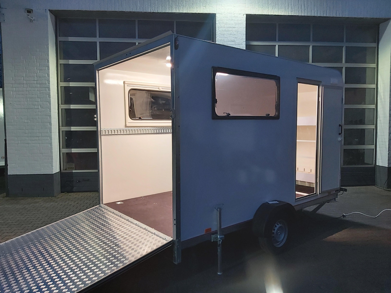 Koffer Sport Camp TFS 360.01 360x200x210cm aero Seitentür Heckrampe Fenster Bett (L) 100kmH 1300kg - Прицеп дача: фото 2 Koffer Sport Camp TFS 360.01 360x200x210cm aero Seitentür Heckrampe Fenster Bett (L) 100kmH 1300kg - Прицеп дача: фото 2