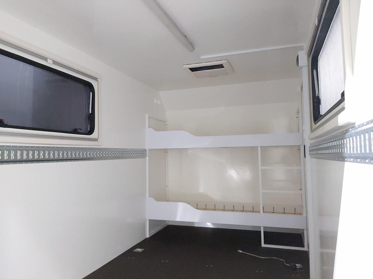 Koffer Sport Camp TFS 360.01 360x200x210cm aero Seitentür Heckrampe Fenster Bett (L) 100kmH 1300kg - Прицеп дача: фото 3 Koffer Sport Camp TFS 360.01 360x200x210cm aero Seitentür Heckrampe Fenster Bett (L) 100kmH 1300kg - Прицеп дача: фото 3