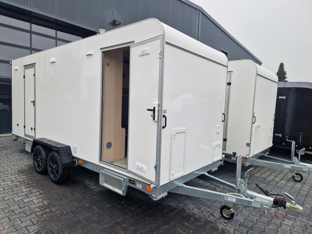 Koffer Sport Camp TFS 550.01 550x200x210cm Laderaum ST & Wohnabteil 2700kg - Прицеп дача: фото 1 Koffer Sport Camp TFS 550.01 550x200x210cm Laderaum ST & Wohnabteil 2700kg - Прицеп дача: фото 1