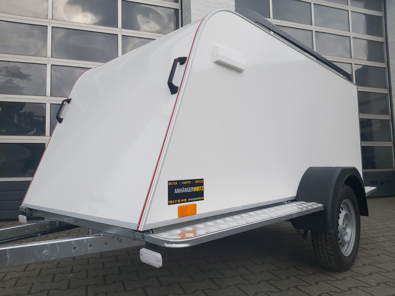Kofferanhänger TF4 S Midi 250x110x90cm aerodynamisch Trittbretter Dachreling (S) 100km/H 750kg - Прицеп-фургон: фото 4 Kofferanhänger TF4 S Midi 250x110x90cm aerodynamisch Trittbretter Dachreling (S) 100km/H 750kg - Прицеп-фургон: фото 4