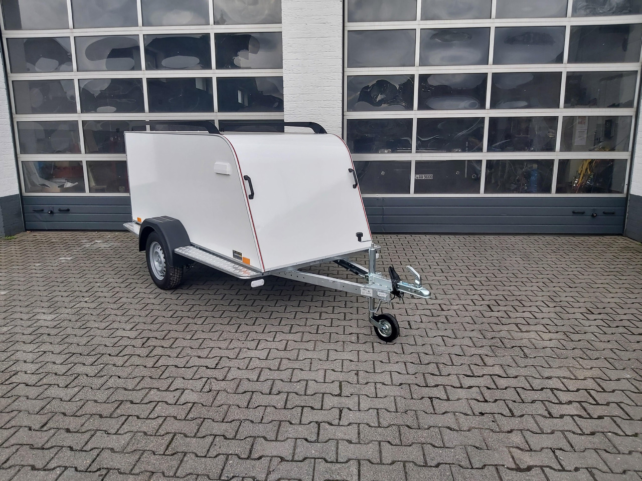 Kofferanhänger TF4 S Midi 250x110x90cm aerodynamisch Trittbretter Dachreling (S) 100km/H 750kg - Прицеп-фургон: фото 5 Kofferanhänger TF4 S Midi 250x110x90cm aerodynamisch Trittbretter Dachreling (S) 100km/H 750kg - Прицеп-фургон: фото 5
