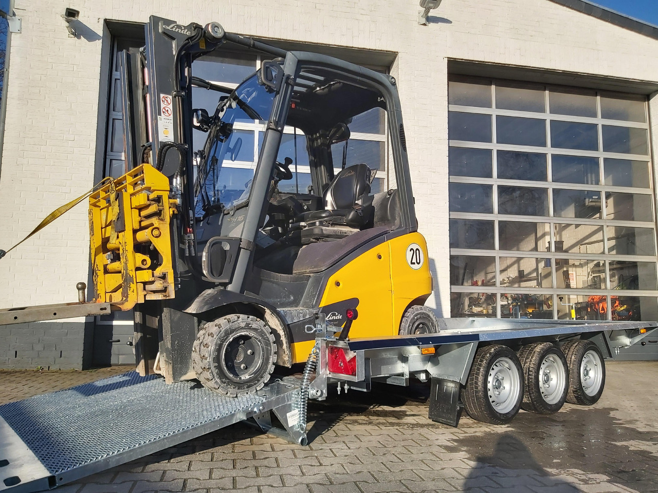 Martz Maschinentransporter BUILDER XL Bau-3 3500/3 400x180x30cm Auffahrklappe Tridem (XL) 3500kg - Прицеп для спецтехники: фото 1 Martz Maschinentransporter BUILDER XL Bau-3 3500/3 400x180x30cm Auffahrklappe Tridem (XL) 3500kg - Прицеп для спецтехники: фото 1