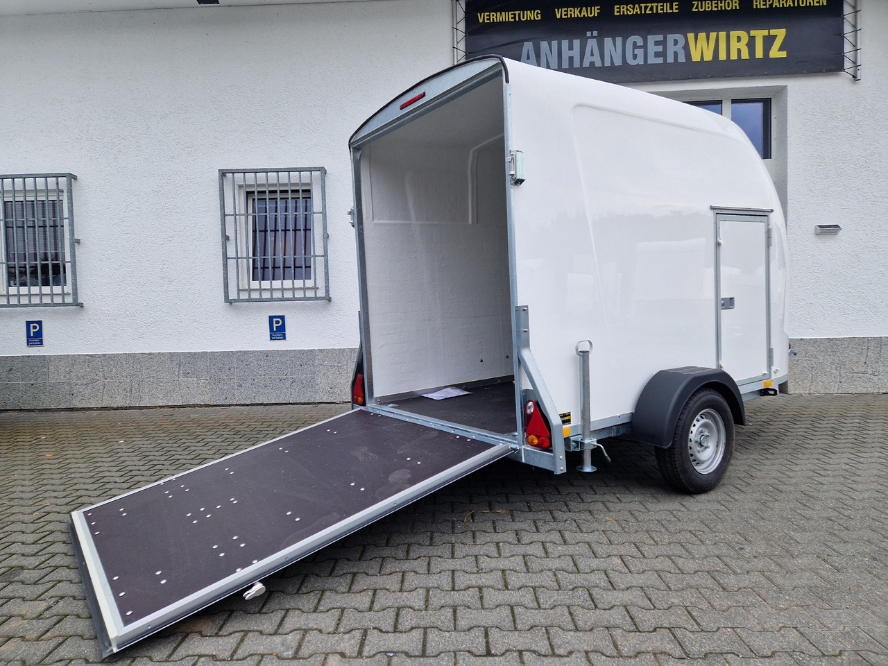 Niki aerodynamischer Koffer F1334HL 340x150x170cm Seitentür Heckrampe (L) 1300kg 100km/H black deal - Прицеп-фургон: фото 5 Niki aerodynamischer Koffer F1334HL 340x150x170cm Seitentür Heckrampe (L) 1300kg 100km/H black deal - Прицеп-фургон: фото 5