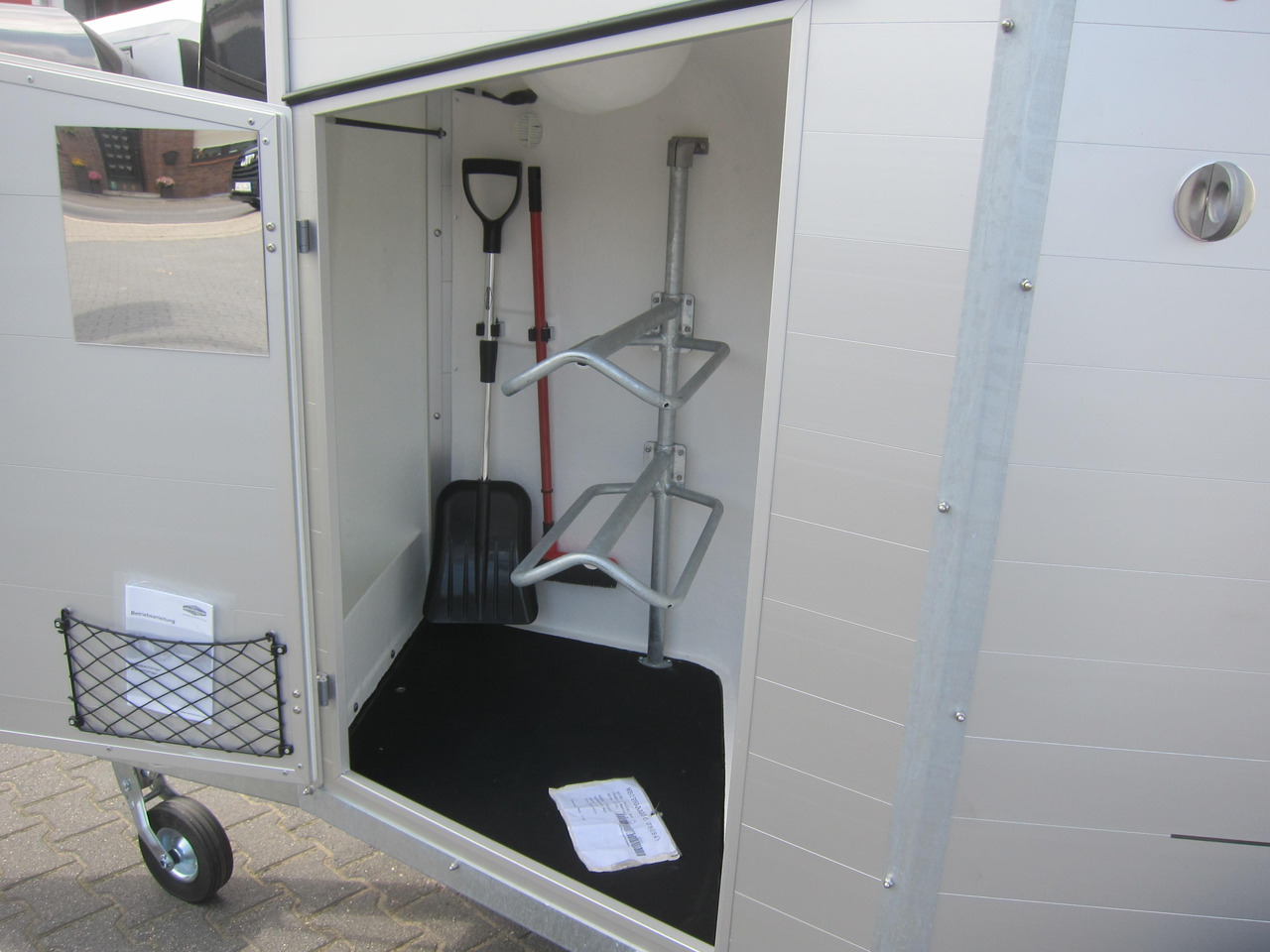 Pferdeanhänger Böckmann Champion R 165 Western Sattelkammer blackline 2400kg CFF 100 km/H Modell 22 - Прицеп-коневоз: фото 3 Pferdeanhänger Böckmann Champion R 165 Western Sattelkammer blackline 2400kg CFF 100 km/H Modell 22 - Прицеп-коневоз: фото 3