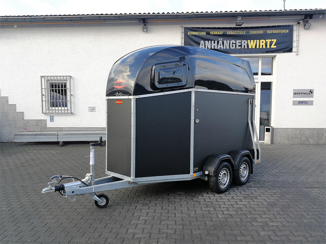 Pferdeanhänger Böckmann DUO Esprit silver black Haube schwarz 2400kg Modell 2024 - Прицеп-коневоз: фото 1 Pferdeanhänger Böckmann DUO Esprit silver black Haube schwarz 2400kg Modell 2024 - Прицеп-коневоз: фото 1