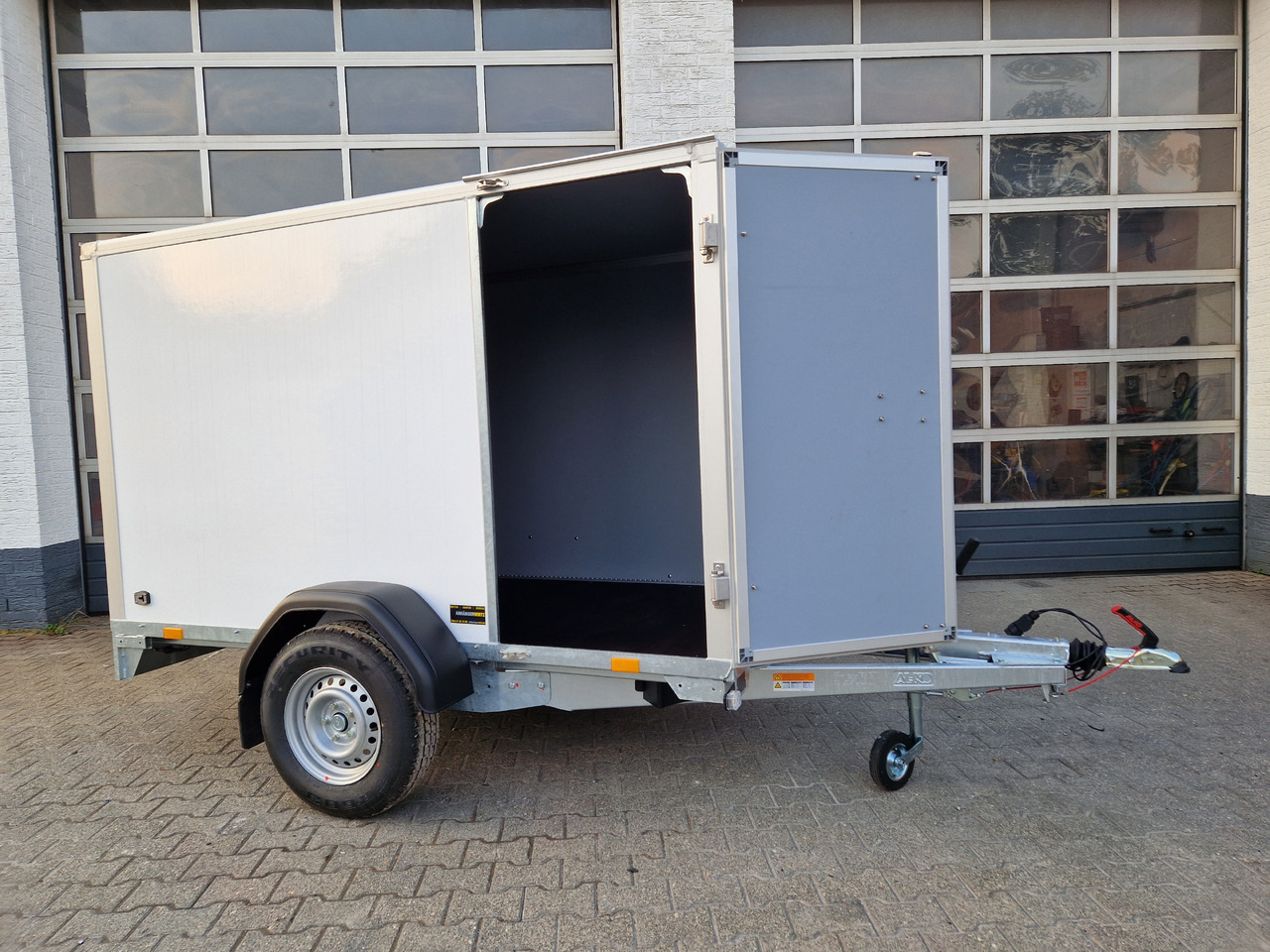 Saris Koffer GO 256 134 1350 1 GFK weiß Seitentür (S) 1350kg Modell 2024 - Прицеп-фургон: фото 4 Saris Koffer GO 256 134 1350 1 GFK weiß Seitentür (S) 1350kg Modell 2024 - Прицеп-фургон: фото 4