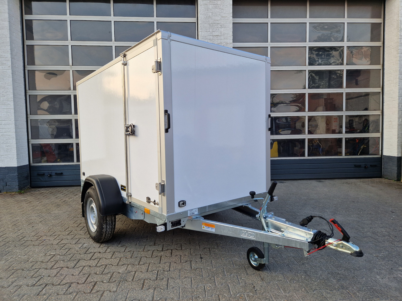 Saris Koffer GO 256 134 1350 1 GFK weiß Seitentür (S) 1350kg Modell 2024 - Прицеп-фургон: фото 2 Saris Koffer GO 256 134 1350 1 GFK weiß Seitentür (S) 1350kg Modell 2024 - Прицеп-фургон: фото 2