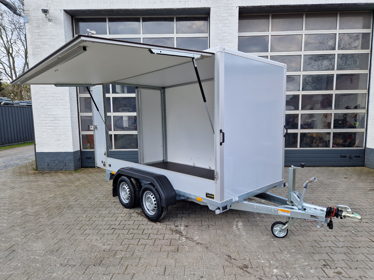 Saris Koffer GO 306 154 180 2000 2 306x154x180cm GFK grau Seitenklappe (M) 2000kg Modell 2024 - Прицеп-фургон: фото 1 Saris Koffer GO 306 154 180 2000 2 306x154x180cm GFK grau Seitenklappe (M) 2000kg Modell 2024 - Прицеп-фургон: фото 1