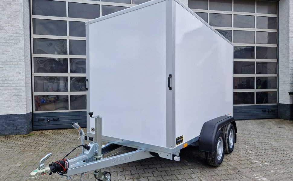 Saris Koffer GO 306 154 180 2000 2 306x154x180cm GFK weiss (M) 2000kg - Прицеп-фургон: фото 1 Saris Koffer GO 306 154 180 2000 2 306x154x180cm GFK weiss (M) 2000kg - Прицеп-фургон: фото 1