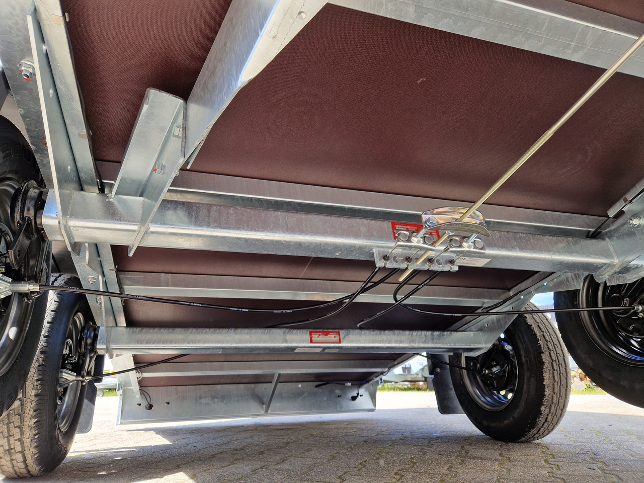 Saris Koffer GO 306 154 180 2700 2 306x154x180cm GFK weiß Auffahrklappe (M) 2700kg Modell 2025 - Прицеп-фургон: фото 4 Saris Koffer GO 306 154 180 2700 2 306x154x180cm GFK weiß Auffahrklappe (M) 2700kg Modell 2025 - Прицеп-фургон: фото 4