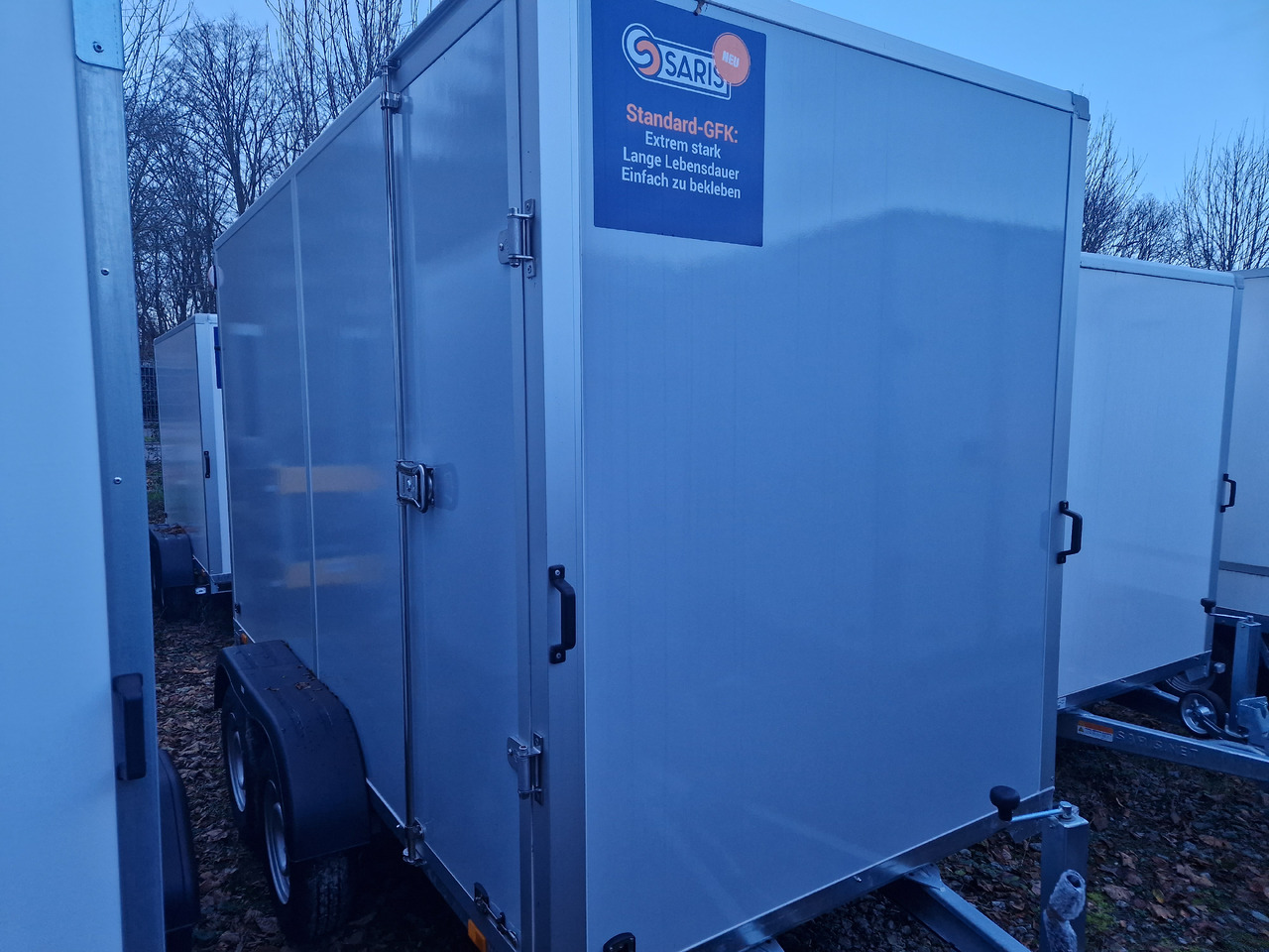 Saris Koffer GO 356 169 180 2700 2 356x169x200cm Hecktüren Seitentür grau GFK (L) 2700kg Modell 2024 - Прицеп-фургон: фото 1 Saris Koffer GO 356 169 180 2700 2 356x169x200cm Hecktüren Seitentür grau GFK (L) 2700kg Modell 2024 - Прицеп-фургон: фото 1