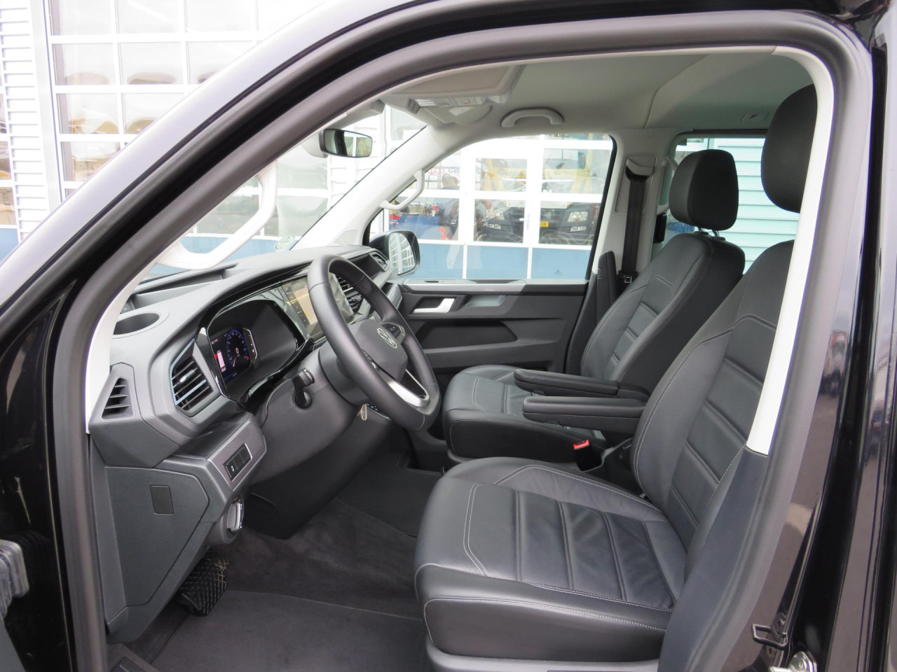 VOLKSWAGEN T6.1 Multivan Comfortline Edition Court Bluetooth - Легковой автомобиль: фото 2 VOLKSWAGEN T6.1 Multivan Comfortline Edition Court Bluetooth - Легковой автомобиль: фото 2
