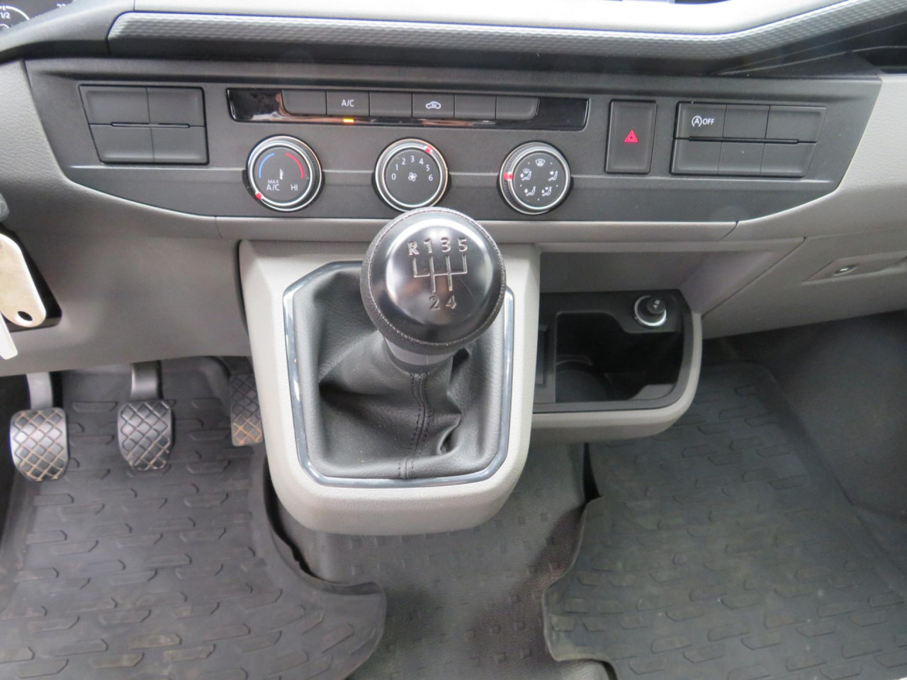 VOLKSWAGEN T6.1 Transporter 2.0 TDI Kasten Klima ZV - Легковой фургон: фото 5 VOLKSWAGEN T6.1 Transporter 2.0 TDI Kasten Klima ZV - Легковой фургон: фото 5