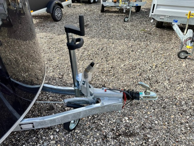 Cheval Liberte Debon Roadster 500 Sandwich Verkaufsklappe 2000 kg, 100 km/h, 320x167x200cm - Прицеп-фургон: фото 4 Cheval Liberte Debon Roadster 500 Sandwich Verkaufsklappe 2000 kg, 100 km/h, 320x167x200cm - Прицеп-фургон: фото 4