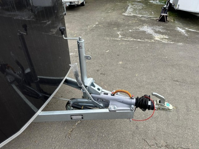 Cheval Liberte Debon Roadster 900 Alu + Türe 3500 kg, 100 km/h, 495x202x202cm - Прицеп-фургон: фото 2 Cheval Liberte Debon Roadster 900 Alu + Türe 3500 kg, 100 km/h, 495x202x202cm - Прицеп-фургон: фото 2