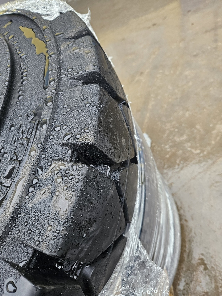 SOLID tires - Колесо для Колёсных экскаваторов: фото 4 SOLID tires - Колесо для Колёсных экскаваторов: фото 4