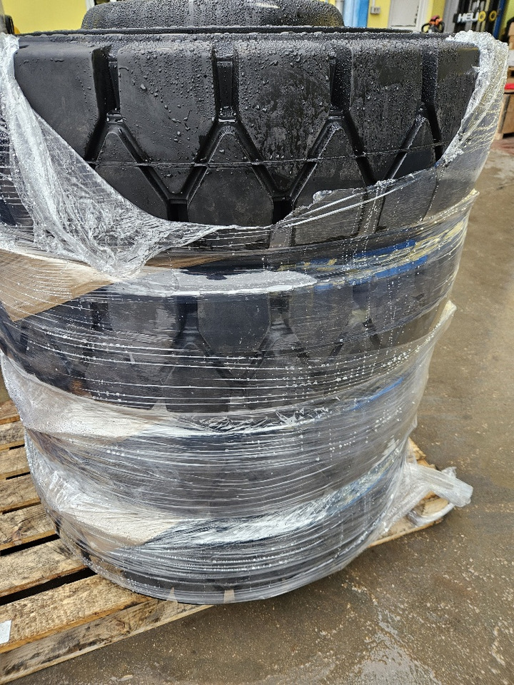 SOLID tires - Колесо для Колёсных экскаваторов: фото 3 SOLID tires - Колесо для Колёсных экскаваторов: фото 3