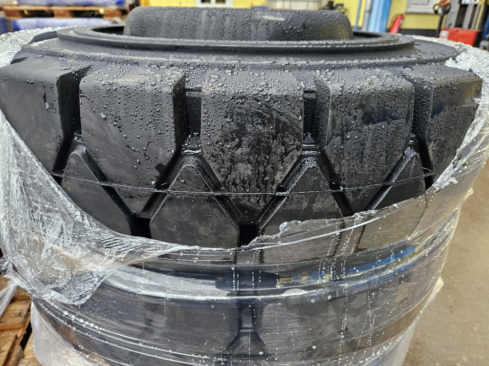 SOLID tires - Колесо для Колёсных экскаваторов: фото 2 SOLID tires - Колесо для Колёсных экскаваторов: фото 2