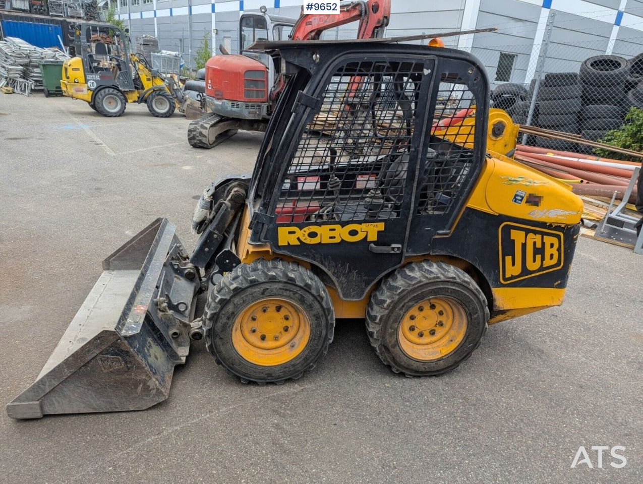 JCB Robot 160 tool carrier with grading bucket - Компактный фронтальный погрузчик: фото 1 JCB Robot 160 tool carrier with grading bucket - Компактный фронтальный погрузчик: фото 1