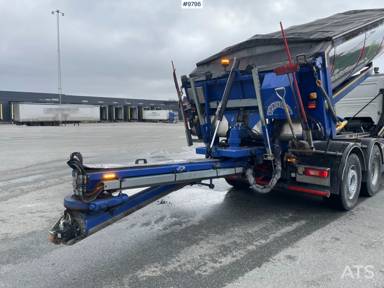Самосвал Volvo FM 370 6x2 Spreader truck: фото 10